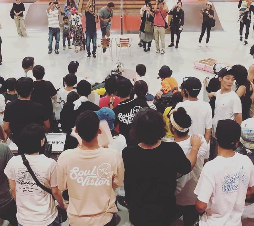 伊藤千秋さんのインスタグラム写真 - (伊藤千秋Instagram)「GOLDSTYLE&BLADINGCUP 2019無事に終わりました👏 昨年の開催はお休みだった為2年振りのGOLD STYLEとなりましたがお陰様で9回目を迎える事ができました！！！ そして来年はトエンティートエンティー(2020)はなんと！ 来年は10アニバーサルを迎えます😂 2020年GOLD STYLEは最高の祭りに仕上げて行ければと思います！  そして今回は久しぶりと言う事もあったけど、アメリカからジョンフリオ(USAレジェンドライダー)も来日したりでお祭りの櫓も大きくなり最高にエンジョイできたかと思います！ 色々なコンテストが有り様々なスタイルがあるかと思いますが今回のGOLD STYLEでは他のイベントに被らせない(G.Sならでは)のような内容を考えたく例年のスタイルから一気にスポーツと言うイメージだけでなく、より趣味としての楽しさ、ファッションとしてかっこつけれる環境、始めたてのライダー含め1人でも多くの方が参加できる内容などなど色んな事を考えてみました。 ただGOLDSTYLEは毎年皆様の協力を持ってスケーター同士が楽しめるスケーターのお祭り！そしてスケーターが作る！ GOLD STYLEが重きに考えてる主旨なんだと思います。 大会じゃないと言えば来る理由が減っちゃいそうやけどインラインカルチャーが上がっても下がっても1年に一回ふらふらと集まれる祭りを続けて行ければと思います！ 町内会のお祭りを想像して下さい！沢山の方々からお祝い頂いております。 きっかけは作ります♫ 中身は皆んなで続けて行ければと思います！ 是非来年もご参加下さい♫  皆様本当に有難う御座いました！！！！！ @jonjulio @bladingcup  @senaramp @soulvisionworks @deeport.inst @soichirokanashima @clapsstore_official @jasonreyna  #協賛 #クラップス  #セナランプ #ソールビジョン #ブレーディングカップ #ディーポート #BRPJAPAN #司#コロコロ#KOBAKEN #深澤さん#いっせい君 #平野さん#杉山さん#どうパパ #小島氏#江夏ボスタケシ」9月17日 2時14分 - chiakiito
