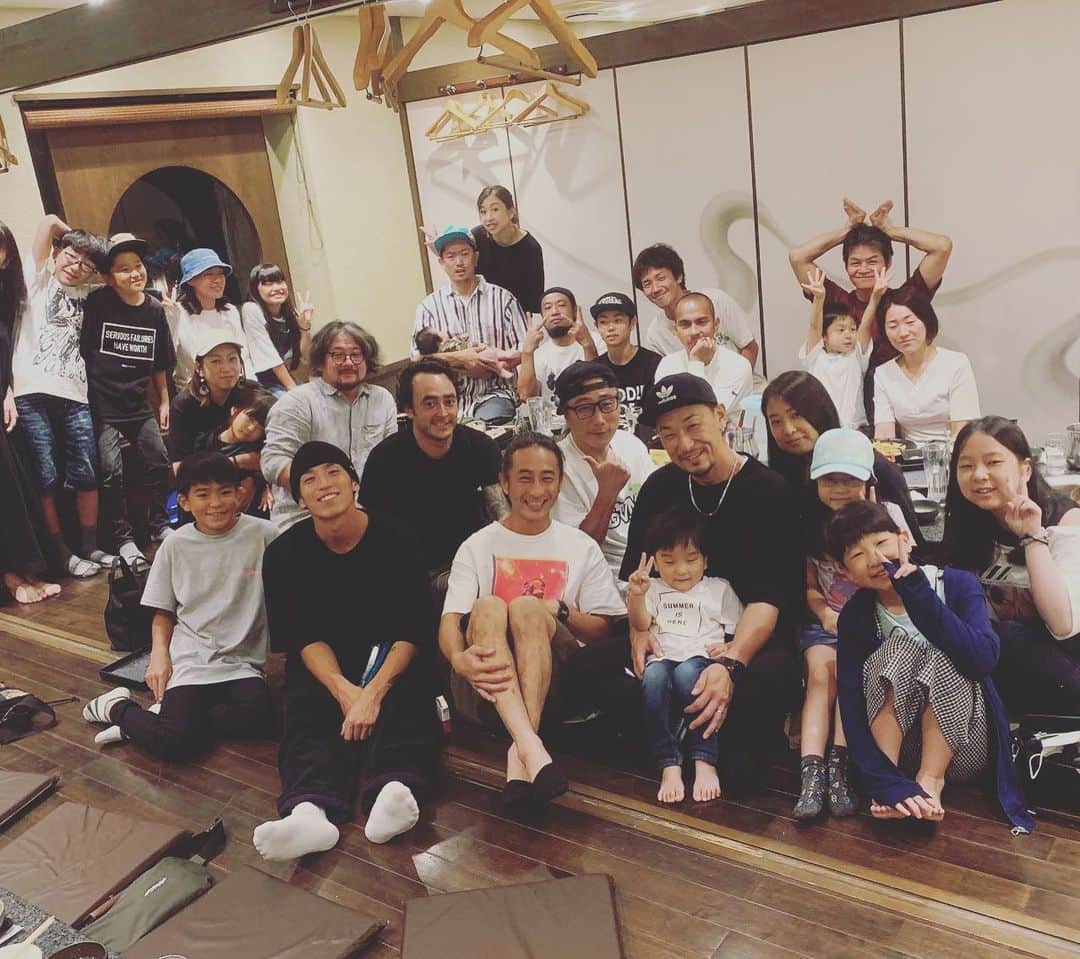 伊藤千秋さんのインスタグラム写真 - (伊藤千秋Instagram)「GOLDSTYLE&BLADINGCUP 2019無事に終わりました👏 昨年の開催はお休みだった為2年振りのGOLD STYLEとなりましたがお陰様で9回目を迎える事ができました！！！ そして来年はトエンティートエンティー(2020)はなんと！ 来年は10アニバーサルを迎えます😂 2020年GOLD STYLEは最高の祭りに仕上げて行ければと思います！  そして今回は久しぶりと言う事もあったけど、アメリカからジョンフリオ(USAレジェンドライダー)も来日したりでお祭りの櫓も大きくなり最高にエンジョイできたかと思います！ 色々なコンテストが有り様々なスタイルがあるかと思いますが今回のGOLD STYLEでは他のイベントに被らせない(G.Sならでは)のような内容を考えたく例年のスタイルから一気にスポーツと言うイメージだけでなく、より趣味としての楽しさ、ファッションとしてかっこつけれる環境、始めたてのライダー含め1人でも多くの方が参加できる内容などなど色んな事を考えてみました。 ただGOLDSTYLEは毎年皆様の協力を持ってスケーター同士が楽しめるスケーターのお祭り！そしてスケーターが作る！ GOLD STYLEが重きに考えてる主旨なんだと思います。 大会じゃないと言えば来る理由が減っちゃいそうやけどインラインカルチャーが上がっても下がっても1年に一回ふらふらと集まれる祭りを続けて行ければと思います！ 町内会のお祭りを想像して下さい！沢山の方々からお祝い頂いております。 きっかけは作ります♫ 中身は皆んなで続けて行ければと思います！ 是非来年もご参加下さい♫  皆様本当に有難う御座いました！！！！！ @jonjulio @bladingcup  @senaramp @soulvisionworks @deeport.inst @soichirokanashima @clapsstore_official @jasonreyna  #協賛 #クラップス  #セナランプ #ソールビジョン #ブレーディングカップ #ディーポート #BRPJAPAN #司#コロコロ#KOBAKEN #深澤さん#いっせい君 #平野さん#杉山さん#どうパパ #小島氏#江夏ボスタケシ」9月17日 2時14分 - chiakiito