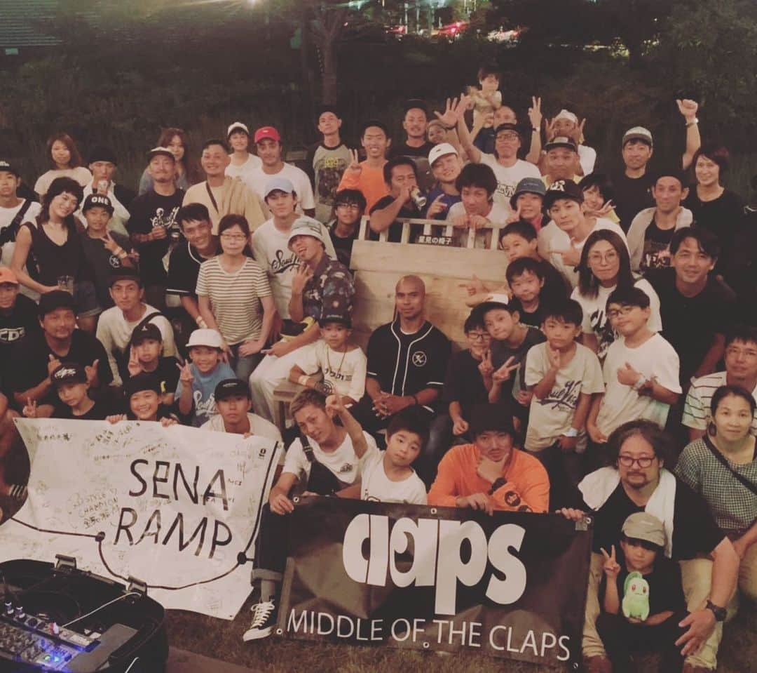 伊藤千秋さんのインスタグラム写真 - (伊藤千秋Instagram)「GOLDSTYLE&BLADINGCUP 2019無事に終わりました👏 昨年の開催はお休みだった為2年振りのGOLD STYLEとなりましたがお陰様で9回目を迎える事ができました！！！ そして来年はトエンティートエンティー(2020)はなんと！ 来年は10アニバーサルを迎えます😂 2020年GOLD STYLEは最高の祭りに仕上げて行ければと思います！  そして今回は久しぶりと言う事もあったけど、アメリカからジョンフリオ(USAレジェンドライダー)も来日したりでお祭りの櫓も大きくなり最高にエンジョイできたかと思います！ 色々なコンテストが有り様々なスタイルがあるかと思いますが今回のGOLD STYLEでは他のイベントに被らせない(G.Sならでは)のような内容を考えたく例年のスタイルから一気にスポーツと言うイメージだけでなく、より趣味としての楽しさ、ファッションとしてかっこつけれる環境、始めたてのライダー含め1人でも多くの方が参加できる内容などなど色んな事を考えてみました。 ただGOLDSTYLEは毎年皆様の協力を持ってスケーター同士が楽しめるスケーターのお祭り！そしてスケーターが作る！ GOLD STYLEが重きに考えてる主旨なんだと思います。 大会じゃないと言えば来る理由が減っちゃいそうやけどインラインカルチャーが上がっても下がっても1年に一回ふらふらと集まれる祭りを続けて行ければと思います！ 町内会のお祭りを想像して下さい！沢山の方々からお祝い頂いております。 きっかけは作ります♫ 中身は皆んなで続けて行ければと思います！ 是非来年もご参加下さい♫  皆様本当に有難う御座いました！！！！！ @jonjulio @bladingcup  @senaramp @soulvisionworks @deeport.inst @soichirokanashima @clapsstore_official @jasonreyna  #協賛 #クラップス  #セナランプ #ソールビジョン #ブレーディングカップ #ディーポート #BRPJAPAN #司#コロコロ#KOBAKEN #深澤さん#いっせい君 #平野さん#杉山さん#どうパパ #小島氏#江夏ボスタケシ」9月17日 2時14分 - chiakiito