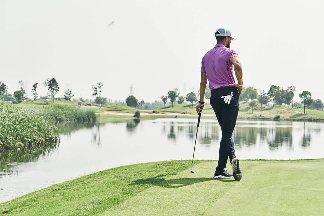 ステフィン・カリーさんのインスタグラム写真 - (ステフィン・カリーInstagram)「It's finally here! Look good, feel good, play good...MY new @underarmour golf Line is officially launched. See y'all on the links #RangeUnlimited」9月17日 2時20分 - stephencurry30