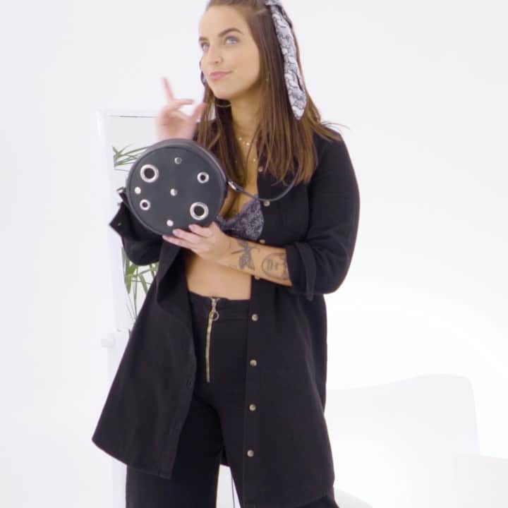 Bruna Unzuetaのインスタグラム：「Gente, fiz esse vídeozinho pra mostrar a importância de um bom acessório e o QUANTO eles podem mudar um look, deixando qualquer composição mais versátil. E a maior surpresa? É tudo @voudemarisa - produções incríveis e no precinho que vocês já sabem. Muita tendência, personalidade e estilo. Apostei em um mood mais urban - amarrações, ilhóses e muuuuita coisa linda! ❤」