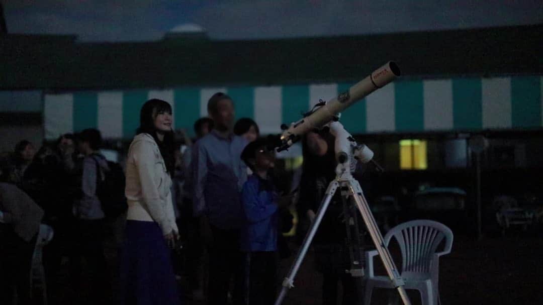 のインスタグラム：「宇宙イベント⑤ トークセッションの後は、お待ちかねの天体観測🌕🔭 望遠鏡の中には、眩しい位の満月✨ . 長野にお住まいの方も、「こんなに光って輝いている満月、初めて見ました！！」と喜んで下さいました✨ これは、原村という場所の魅力です⭐️✨ . 初めて望遠鏡で月を見たお子さんは、びっくりしながら、何度も何度も覗きこんでいました☺️ . 私は月に向けた望遠鏡を担当しましたが、土星と木星にも望遠鏡を向けていて... 土星の輪っかや、木星のシマシマ模様が見えていました❗️ 本当に、晴れてよかった✨✨ #cosmicnight #宇宙イベント #満月 #中秋の名月 #木星 #土星 #長野県 #原村 #八ヶ岳 #八ヶ岳自然文化園  #天体観測 #観望会  #JAXA #gitai #ユーグレナ #ミドリムシ #宇宙飛行士 #宇宙キャスター」