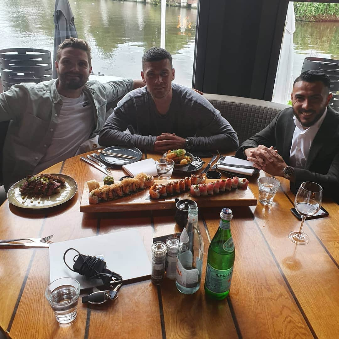 ヨス・ホーイフェルトのインスタグラム：「Old colleagues, still friends! #fctwente #twente #assaidi #holla #hooiveld #dutchcable #harbourclub #hollapaid #nohedidnt #amsterdam #gezellig」