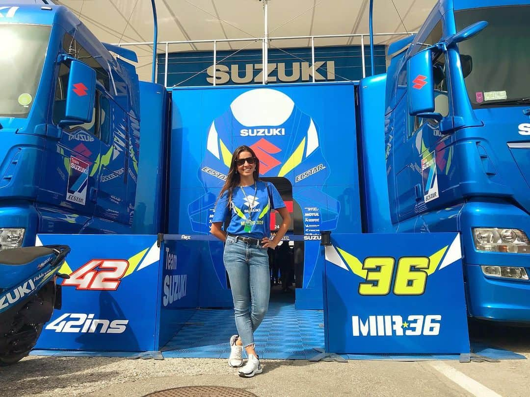 ヴァレンティーナ・マルケイさんのインスタグラム写真 - (ヴァレンティーナ・マルケイInstagram)「Thank you @suzukimotogp & @suzuki_italia for an unforgettable Sunday at #SANMARINOGP 🏍🤩 Tra paddock, motori e griglia di partenza. Una domenica indimenticabile con la mia #SUZUKIFAMILY ! Adrenalina a mille. Si volava! #suzukiitalia #cheroba #unforgettble #lavalevola」9月17日 2時45分 - valemarchei14