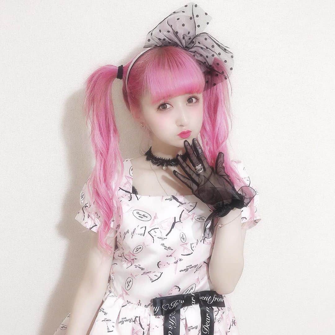 胡桃兎愛のインスタグラム：「sick's birthday kurumi toa❤︎ 本当にありがとうございました！涙 沢山の方にお祝いして頂けて本当に凄く嬉しかったです！！！ 生誕祭始まるまでずっとドキドキしてて、心臓がとびでそうなくらい緊張もしていて、リハの時点でちょっと泣きそうになっちゃったりもして、、凄く楽しみにしていたけど、凄く不安な部分も沢山あって、けどオープン前モニターから会場をみたら凄く沢山の方が来てくださってて、ピンクのペンライト持ってる方が見えたり、生誕Tやタオルを身につけてくれている方が見えたりで本当に嬉しくて、実はその時点でもうすでにうるうるしちゃってて、オープニング映像流れてわ〜〜って歓声が聞こえて最初のLOVE YOU KILL YOUからもう、嬉しくて嬉しくて更に泣きそうでした、、涙  ソロステージでは大好きなラムのラヴソングを歌わさせて頂いたのですが、 盛り上がってくれるかな、、初めて1人で歌うから歌詞飛ばないかな、、音外さないかなとか、色々不安だったのですが、盛り上がってもらえて嬉しかったです！ 泣いてくれてる子もステージから見えて凄く凄く幸せな気持ちになりました涙  生誕グッズもギリギリまですっごく悩んでデザインの面でちょっぴりわがままも言ったりしながら沢山考えて作ってもらったのですが、沢山の人がお迎えしてくれてて凄く嬉しかったです涙 私はデザインの仕事をするのが夢だったので、自分の世界観が沢山の方の手に届いてるって実際に感じる事ができて本当に幸せでした、、 普段も使うよって言ってくださる方もいたり、すぐその場で身につけてくれている方もいて凄く凄く幸せでした、、涙  生誕祭のために沢山準備をしてくださった方々、足を運んで下さったファンの方々、メッセージをくれた方々、素敵な機会を下さった運営の方々、お祝いしてくれたメンバーのみんな、広島から来てくれた両親、本当に沢山の方に沢山のありがとうを伝えたいです、本当に沢山の幸せをありがとうございました！！！ ガチ恋口上もフラスタもメッセージカードとチェキ入りのアルバム、すっごく可愛いケーキやピンクのペンライト、沢山のプレゼントや沢山のお花、お手紙、とあちコールも本当に全て嬉しかったです！盛り上げるために沢山の企画を考えてくれたり、用意してくださった方々、本当にありがとうございました！  私の事を思いながら考えながら、みんなが用意してくれたと思うと本当に幸せ者だなと心から思います。私を見つけてくれて出会ってくれて、こんな幸せで素敵な時間をありがとう。涙 メンバーもみんな私を意識したメイクや髪型、私の生誕グッズを一緒に身につけてくれたり、励ましてくれたり、お祝いしてくれたり、用意も手伝ってくれたり本当に沢山嬉しかった、、ありがとう涙 ヒロシンの一人として活動する事ができて本当に幸せです、みんな大好きです、、涙  メンバー、ヒロ信のみんな、兎愛病のみんなが本当に大好きです！！ 兎愛病のみんなの為に場所を譲ってくれた方々も本当にありがとう！ 大好きなピンク色の凄く可愛くて綺麗な景色を見れて本当に幸せでした涙  一生忘れないくらい今までで一番幸せな1日になりました。産まれてきてよかったな涙  これからも精一杯頑張っていくので、 胡桃兎愛をよろしくお願いします！  twitterに載せてるものとあまり変わらないし、凄く凄く長くなっちゃいましたが、最後まで読んでくださった方ありがとうございます涙  みんなの事がずっと大好きです。 本当にありがとう。」