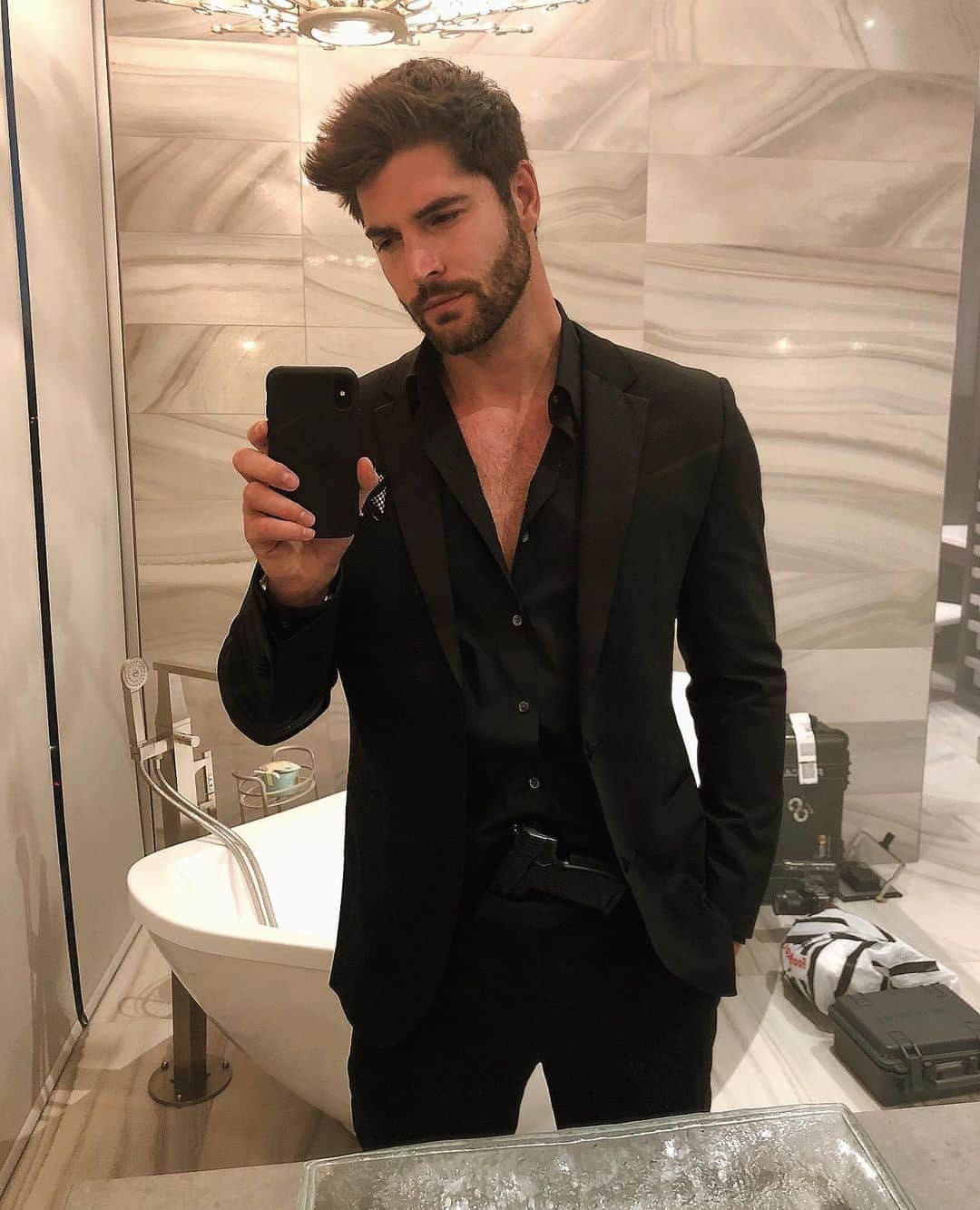 のインスタグラム：「Back in Black ♠️ 🎞」