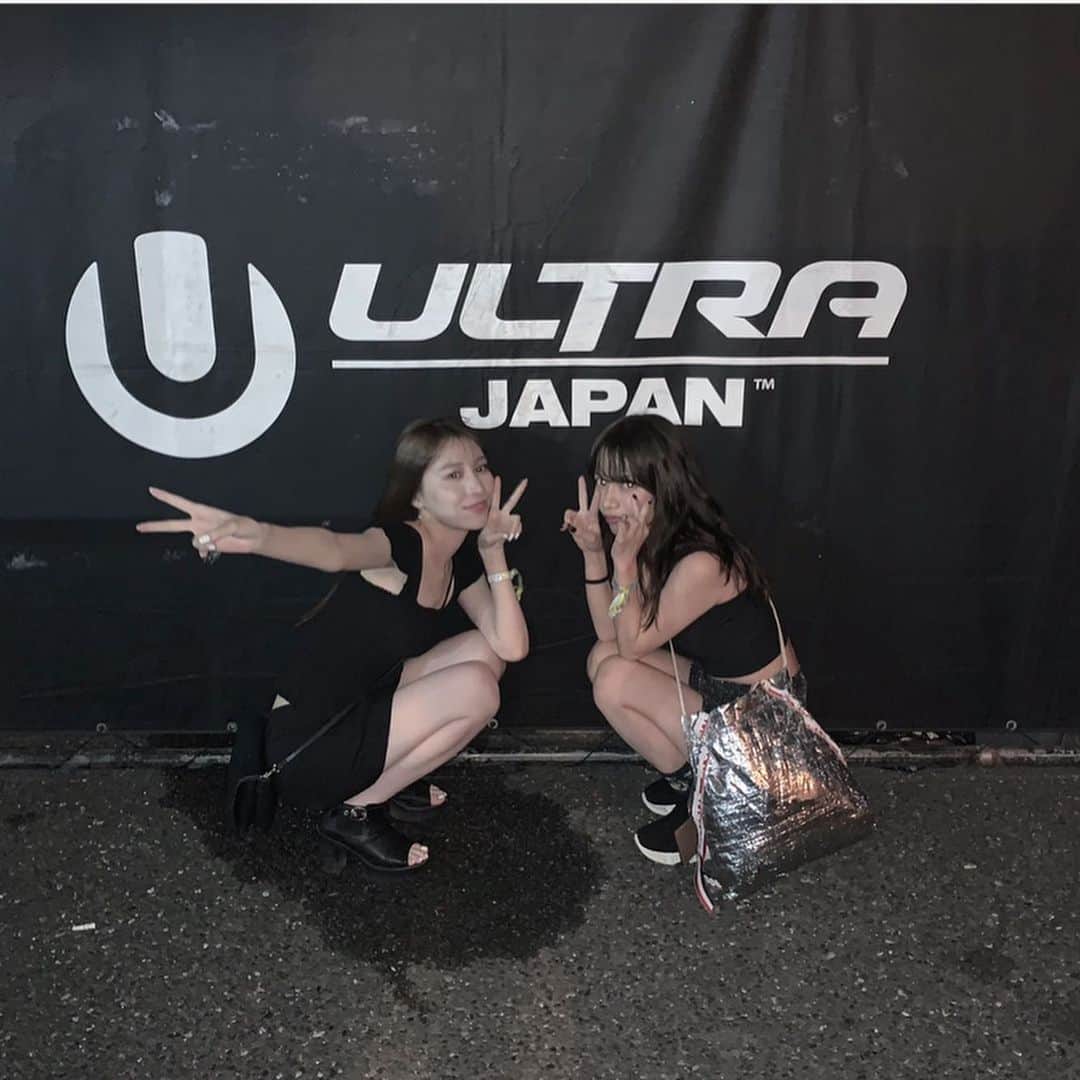 のインスタグラム：「🕺 . ぱーりーぴーぽー 😇😇😇 @azuuuchan7 . #普段はライブハウス派 #なんだかんだ楽しんだ #チキン食べてる . #ウルトラジャパン #ultrajapan #ウルトラジャパン2019 #ultrajapan2019 #お台場 #パリピ」