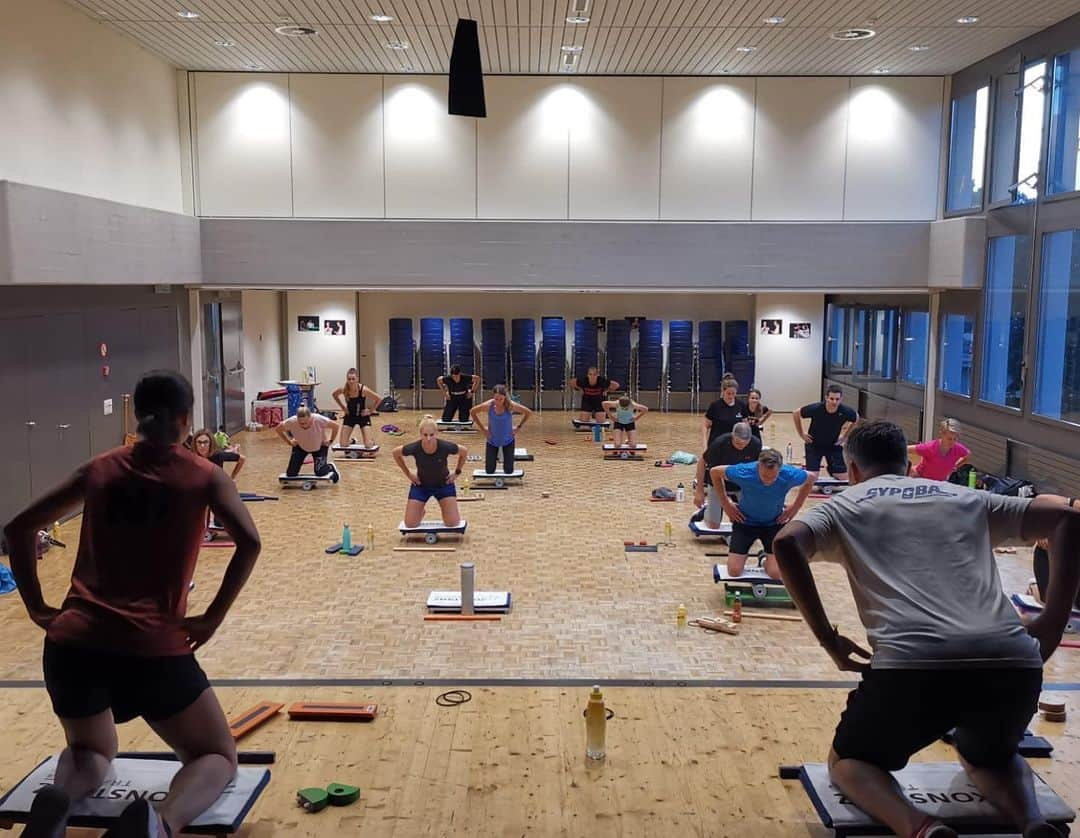 サラ・マイアーさんのインスタグラム写真 - (サラ・マイアーInstagram)「Sypoba Training 💪🤸🏼‍♂️gestern in Rothenburg - hat Spass gemacht, auch wenn ich nicht mehr so ausbalanciert bin, wie früher 🤣 . #sypoba #training #workout」9月17日 13時52分 - sarah.van.berkel