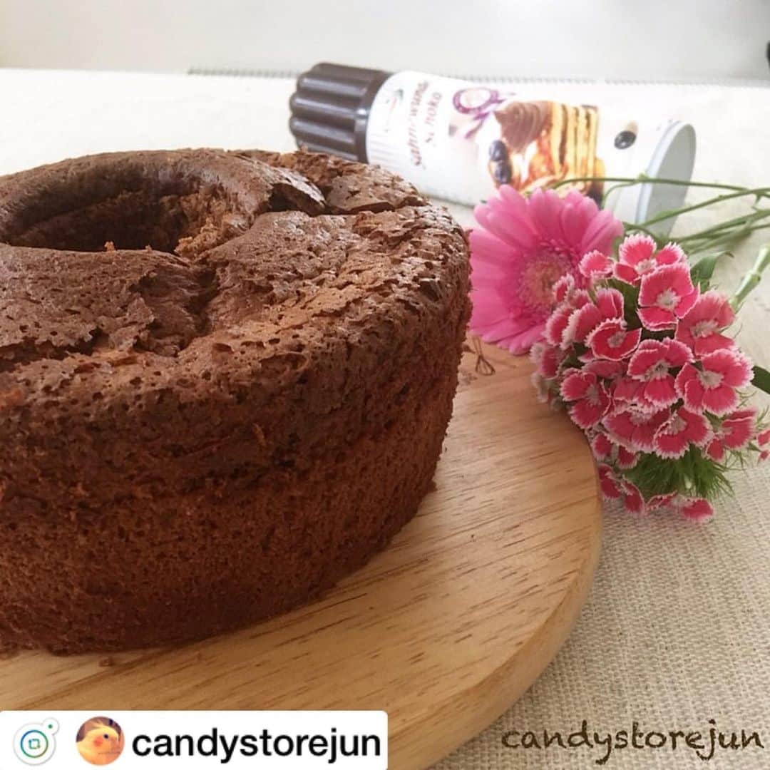 のインスタグラム：「#ザーネワンダー をお使いいただいた @candystorejun 様の素敵なお写真をRegramさせていただきました。お使いいただき、誠にありがとうございます。 ━━━━━━━━━━━━━━━━━━━━━━━ 🐥 2019.6.23 . 今日は久しぶりに実家へ◡̈ . 手土産にチョコシフォンを トッピングは @alpensalz_jpさんから頂いたザーネワンダー これは便利♡ . 可愛い甥っ子ちゃん達に癒された〜 . . #手作り#手作りお菓子#手作りおやつ#手作りケーキ#焼き菓子#日々#日常#くらし#暮らし#おうちカフェ#kaumo#LIN_stagrammer#instafood#foodpic#instagood#KURASHIRU#コッタ#パティシエカメラ部#フーディーテーブル#케이크#おうちごはんlover#シフォンケーキ #花のある暮らし #ザーネワンダー」