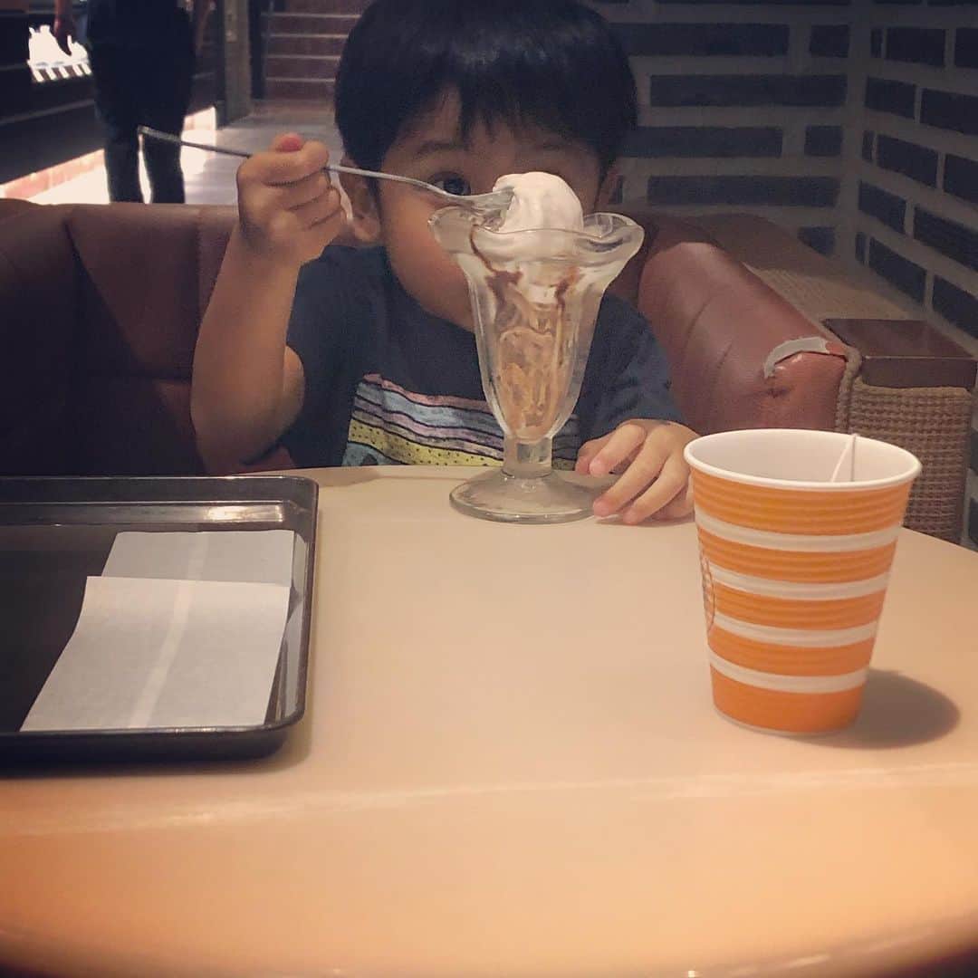 momokoさんのインスタグラム写真 - (momokoInstagram)「サンマルクのパフェが大好きな息子。 どうやって食べたらおでこにクリームが、、。 #サンマルクカフェ」9月17日 12時26分 - momoko_tsukamomo