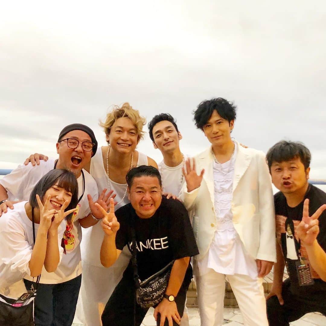 大地洋輔のインスタグラム：「氣志團万博の思い出。  こんな日が来るなんて夢にも思わなかったです。  本当感激しました！  3人共、本当素敵な方々でした！！！ うちのお母さんにこの写真見せたら、 『元気そうで良かった。。良かった。。。』 って泣いてました。  ちょっとしたお母さん孝行出来たです！  そしてこんなステキな場所に呼んでくれた翔くんありがとうございました！！！ #氣志團万博 #氣志團万博2019 #新しい地図 #香取慎吾 さん #草なぎ剛 さん #稲垣吾郎 さん #DJダイノジ #マキタスポーツ さん #氣志團 #氣志團万博最高かよ  #うちのお母さん #SMAP大好き #昔は部屋中にポスター貼ってた #その中にお父さんの遺影があって #お父さんSMAPのメンバーみたいになってた」
