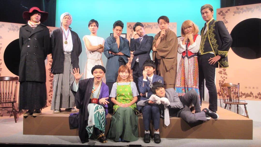 塚田裕輝のインスタグラム：「神保町本公演「ゴウスト。。。」ありがとうございましたー😂 仲良いメンバーで楽しく出来ました！ 太宰治役でした！楽しかったですぅー🤣  #ゴウスト。。。 #神保町花月 #枝村明子 さん #官兵衛石橋 さん #ミシェル永野 さん #東京グラマーASHiNA さん #小名木健 #ヒラノショウダイ #田中六文銭 #阿比留達也 #ブラゴーリ塚田 #山田健太郎 #シドニー石井 #せみほたる大島」