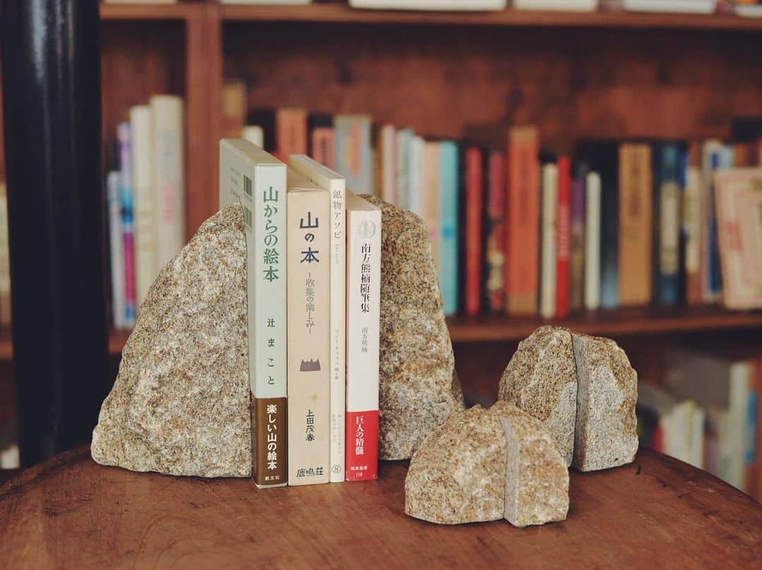 nostos booksさんのインスタグラム写真 - (nostos booksInstagram)「石の風合いと自然な形をそのまま活かしたブックエンド、「ROCK END」が店頭に新入荷しました。﻿ ﻿ 香川県庵治町で採られる庵治石を、デザイナーや石材加工職人の手によって日常使いできる形に落とし込む、「AJI PROJECT」の一環として作られました。 水晶に近い硬さで、変色しない特徴がある庵治石。鳥居や首相官邸石庭などに使用されています。﻿ ﻿ 作り手の島本さんが、山で石を選ぶところから始めています。同じサイズでも一点一点個性があるので、「どの石にしよう」と選ぶのも楽しいですよ。﻿ ﻿ 入荷したサイズは2種類。Lサイズは、石本来の重みがあるため、厚めの画集や大判本をしっかりと支えてくれます。Sサイズは文庫本やCDを挟むのにオススメのサイズ感。﻿ ﻿ シンプルながら存在感があるので、お気に入りの本をぐっと引き立ててくれます。﻿ ﻿ ﻿ 「ROCK END」は現在店頭のみの取り扱いです。配送をご希望の方は、お気軽にお問い合わせください。 >> @nostosbooks﻿ ﻿ #AJIPROJECT #rockend #香川県 #庵治市 #庵治石 #nostosbooks #ノストスブックス #松陰神社前 #松陰神社前駅 #松陰神社商店街 #世田谷線#古本 #古本屋 #古書店 #東京古書店 #古本屋巡り #アート本 #アートブック #デザイン本 #ブックデザイン #おすすめ本 #おすすめの本」9月17日 12時47分 - nostosbooks