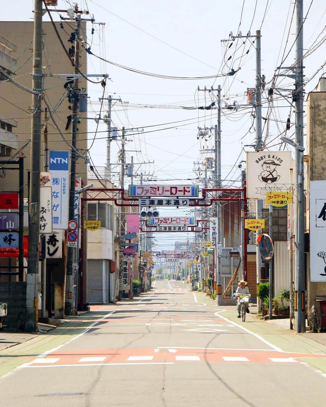 のインスタグラム：「令和が昭和に続いてる  おいしいお店は現役バリバリ  #ファミリーロード #三津屋本通り #商店街 #shotengai #壬生川 #にゅうがわ #nyugawa  #西条市 #いよ西条 #伊予西条 #愛媛 #四国 #瀬戸内 #Ehime #Shikoku #Setouchi #inaka #田舎暮らし #愛媛旅行 #四国旅行 #shoppingstreet  #japantravel #japaneseculture #japantrip #explorejapan #visitjapan #traveljapan #travelinjapan  #lovesaijo」