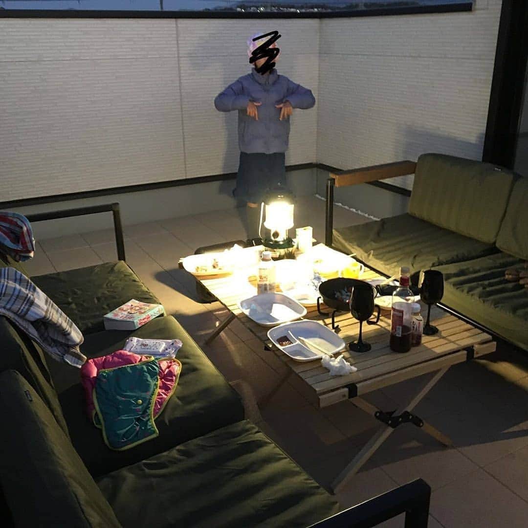 のインスタグラム：「. ⁣ 本日は『OUTPUT LIFE エアグランプソファ 3P』を使用した素敵な投稿をご紹介します。 ⁣ ⁣ 📸Photo by @magnetman3104⁣ ⁣ ご投稿ありがとうございました！ ⁣ ぜひ OUTPUT LIFE を使用した投稿を ⁣ 「#outputlifeのある生活 」をタグ付けしてシェアしてください！ ⁣ 公式アカウントから紹介していきます⛺ ⁣ ⁣ ⁣ #outputlife ⁣ #アウトプットライフ⁣ #エアグランプソファ⁣ #ウッドロールトップテーブル⁣⁣ #ロールトップテーブル⁣⁣ #ロールテーブル⁣⁣ #camp ⁣ #キャンプ ⁣ #outdoor ⁣ #アウトドア ⁣ #キャンプ道具 ⁣ #キャンプ好き ⁣ #キャンプ好きな人と繋がりたい」