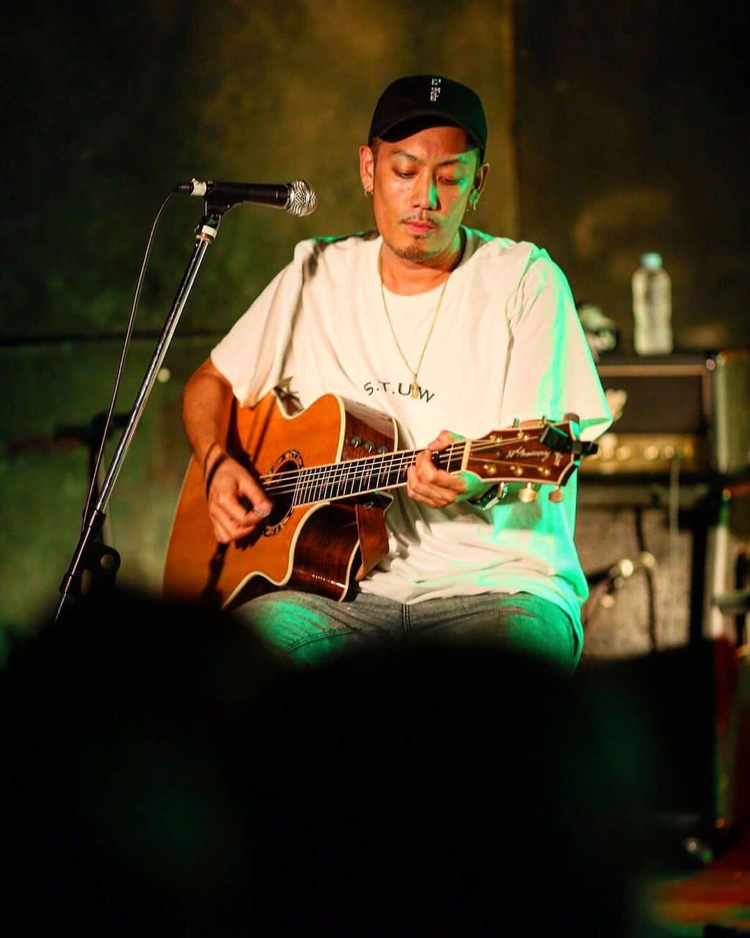 のインスタグラム：「最近よく考える。  ソロのライブスタイルどの感じで行こうかなー？ Acoustic style? DJ style? Band style?  ブレずは好きなことを好きな人達と楽しくだけでいい気もする。 アレコレ考えずにとりあえず全部やってみるかー？ とか思ってたら、昨日は深夜に3時間もアコギをかき鳴らしてた。  元来、売れたくて音楽始めた訳でもなくて、ホント自分の周りの人達と楽しむ、自分の作った曲で凹んでる友達が元気になったーとか、そんなので十分だったんだよなー。  ただ、今はその輪がもう少しだけ広がって、いつも自分の音楽聴いてくれてる人達、応援してくれてる人達もそうであったら嬉しいと素直に思えるようになったよー。  まだまだ何も見えてなくて、応援のし甲斐がないかもだけど、どうか気長に見守ってください。  お陰様でやること盛り沢山！ 一つずつ頑張っていきたいと思います。  #shinnosuke #rookiezispunkd #stuw #live #インスタブログ #photo by アーロン」