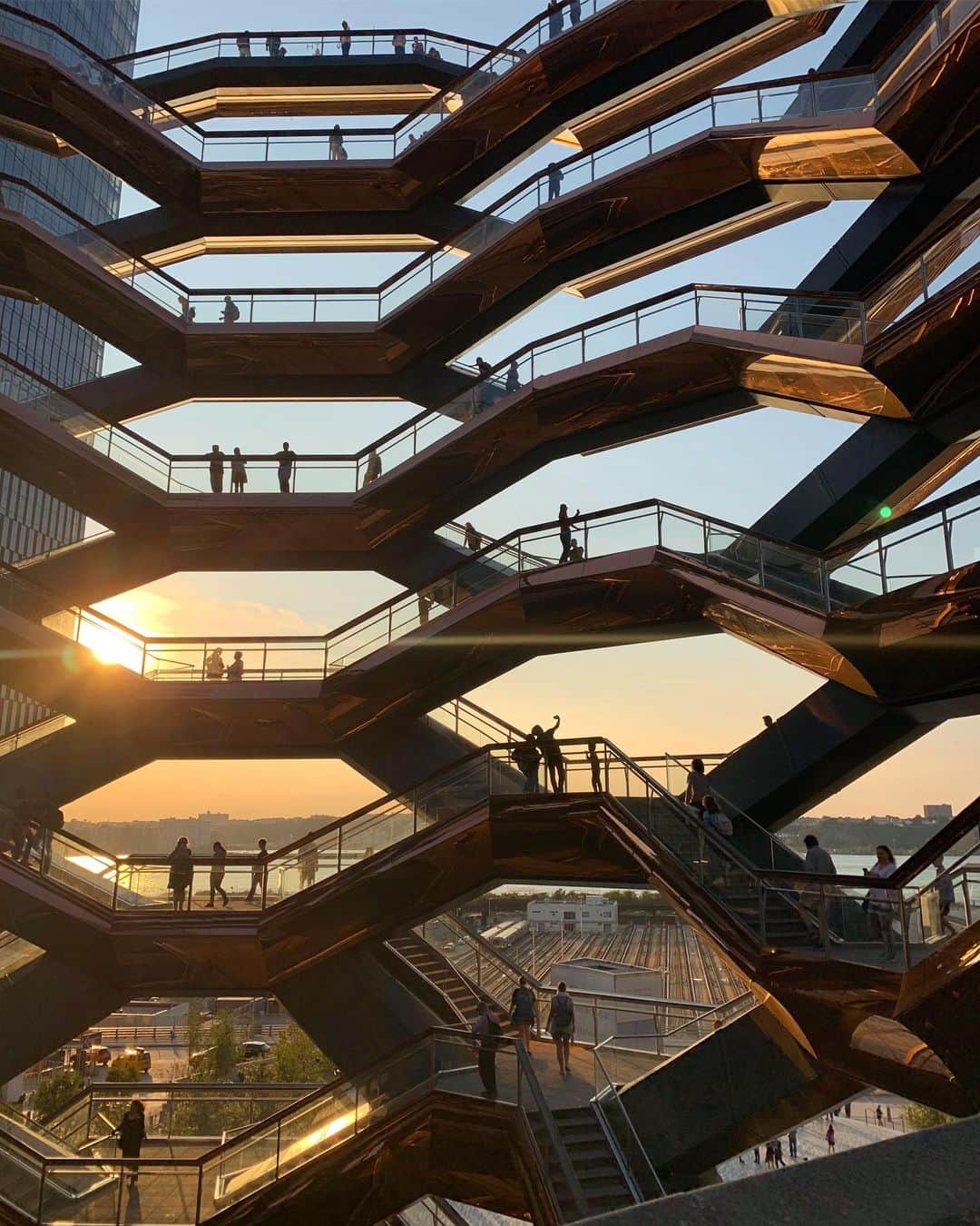 yuiさんのインスタグラム写真 - (yuiInstagram)「. . NYてカッコイイ🥺🗽🇺🇸😭💕 . . 総工費 $150 million 😵 . .Thomas Heatherwickさんのデザインで建設された体験型のパブリックアート🖼🖼🗽 .. . #yuitrip✈️ #ゆい旅#yuiinNY#theveseel#Vessel」9月17日 12時54分 - yuiram
