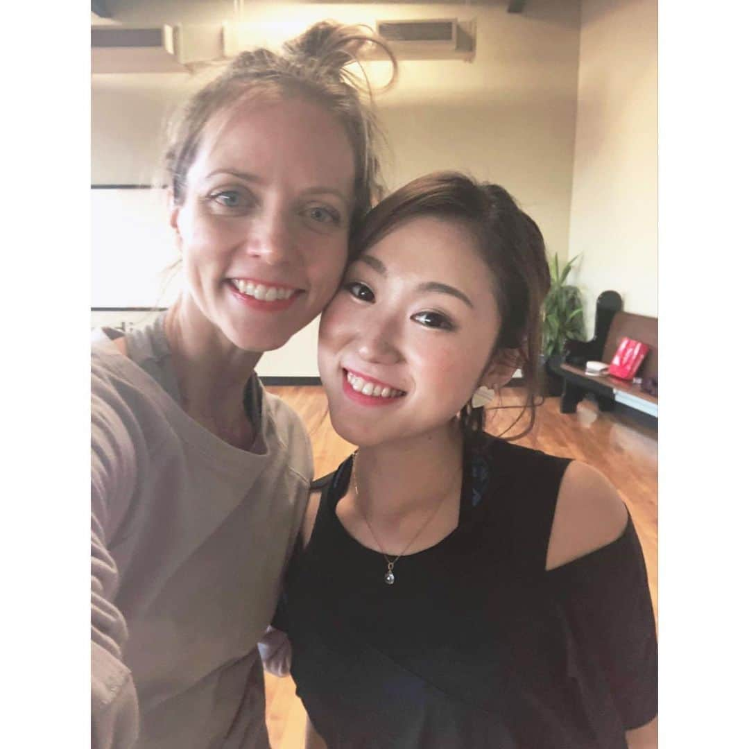 木原万莉子のインスタグラム：「My new challenge "to be an Essentrics trainer" has started!!! Such a wonderful lessons from professional trainer @erikavipond 🧡🧡🧡 ・ "エッセントリックス トレーナー"になるという新しい挑戦がスタート！ カナダ,モントリオールに練習拠点を置き、たくさん学んだうちの１つであり、プロインストラクターErikaさんから刺激を受けました。まだ勉強中ですが、新しい報告が出来る日を楽しみに頑張ります🤸🏻‍♀️ ・ ※To be simply put, エッセントリックスとは: リズムに合わせてダイナミックストレッチを行い、基礎筋肉を長く、無駄のない強い筋肉に変えていくワークアウトです。 ・ スポーツをしてる人はもちろん、肩凝り、姿勢が気になる人、無理のないダイエットに最適です◡̈ ・ #essentrics#dynamicstretching#montréal」