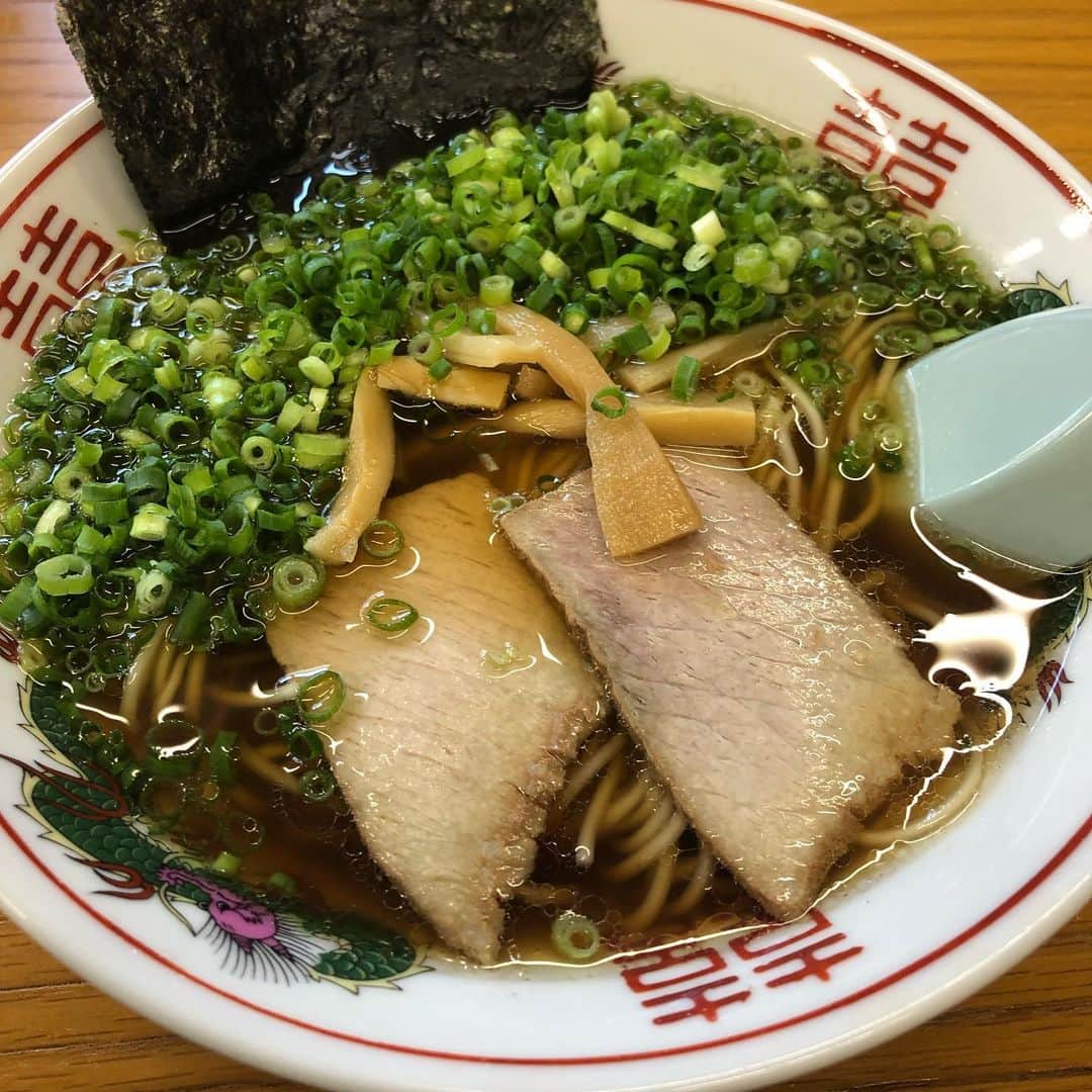 のインスタグラム：「. 残暑厳しい本日は  藤枝市築地で、前から気になってた  #丸金ラーメン へ  オススメの#丸金ラーメン に  ネギトッピング！  #ネギチャーシュー丼 も  ついつい、行ってしまいました。  焼津屋台の味とあって  さっぱり美味しいですが  完全に食べ過ぎました。。。。 #井林ふらり」