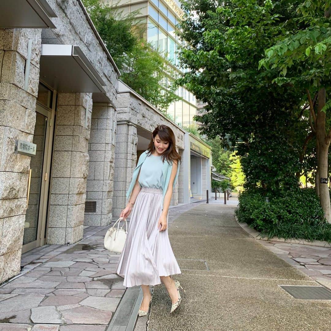 のインスタグラム：「・ ・ 自由自在に着まわせるアンサンブル！ 暑かったり涼しくなったりする今の季節の強い味方˚⁎⁺˳✧༚ ・ 肌映りが綺麗に見えるこのミント！ お気に入りカラー♬ ・ ・ ensemble→#lialapg skirt→#unitedarrows  pumps→#pippichic bag→#hermes ・ #ensemble #mint #coordinate #outfit #ootd #look #style #fashion #wardrobe #instagood #instafashion #ママコーデ #ママコーディネート #ママファッション #コーディネート #ファッション #アンサンブル」