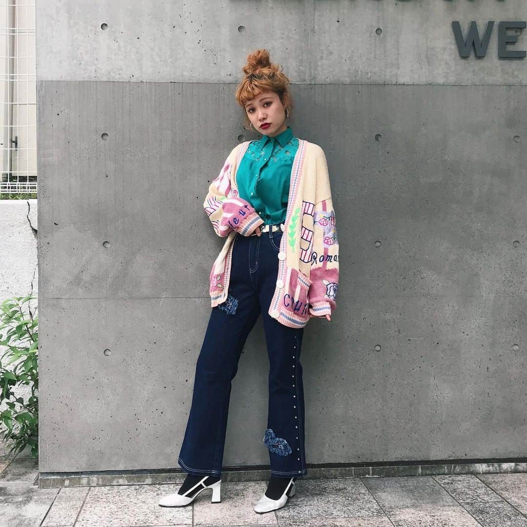 PUNK CAKEさんのインスタグラム写真 - (PUNK CAKEInstagram)「•NO! JEANS sweet embroidery knit cardigan【SOLD】 •lace design emerald green shirt【SOLD】 •side studs fringe flare denim pants【SOLD】 #punkcake #vintageclothing #harajuku」9月17日 13時06分 - punk_cake