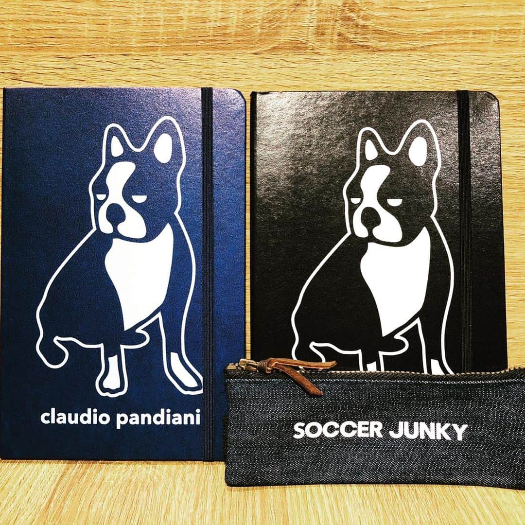 I_am_soccerjunkyさんのインスタグラム写真 - (I_am_soccerjunkyInstagram)「Stationery series. パンディアーニくんと セレーナちゃんがモバイルチャージャーになってたり ペン立てやペンケースになってたり、 手帳やメモ帳になったりなんかしたりしてます。 手帳📖とペン立て🖋はお気に入りでございます。  #stationery #pen #note #case #claudiopandiani #selenagashley #selena #cat  #buhi #frenchbulldog #bostonterrier」9月17日 13時07分 - soccerjunky_official