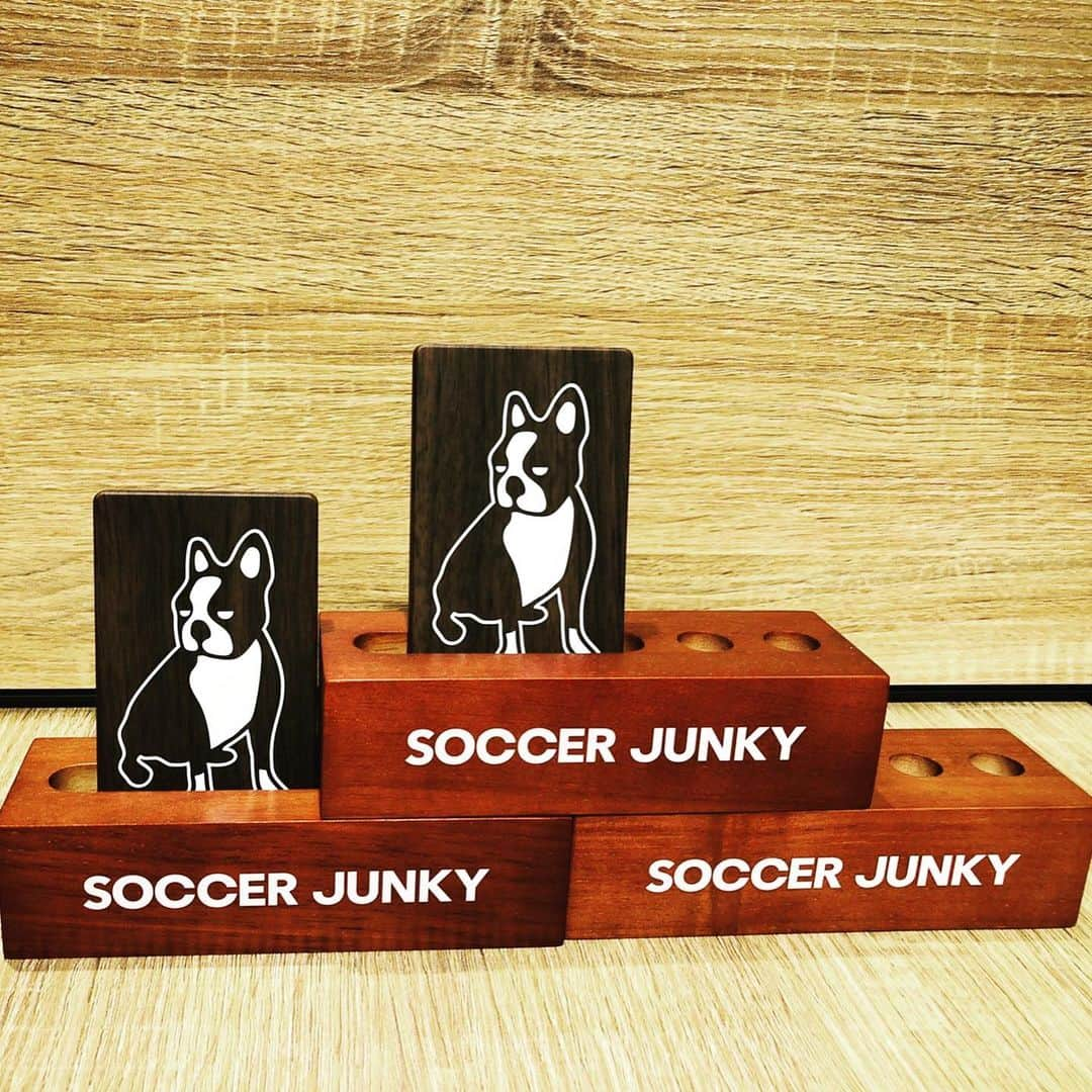 I_am_soccerjunkyさんのインスタグラム写真 - (I_am_soccerjunkyInstagram)「Stationery series. パンディアーニくんと セレーナちゃんがモバイルチャージャーになってたり ペン立てやペンケースになってたり、 手帳やメモ帳になったりなんかしたりしてます。 手帳📖とペン立て🖋はお気に入りでございます。  #stationery #pen #note #case #claudiopandiani #selenagashley #selena #cat  #buhi #frenchbulldog #bostonterrier」9月17日 13時07分 - soccerjunky_official