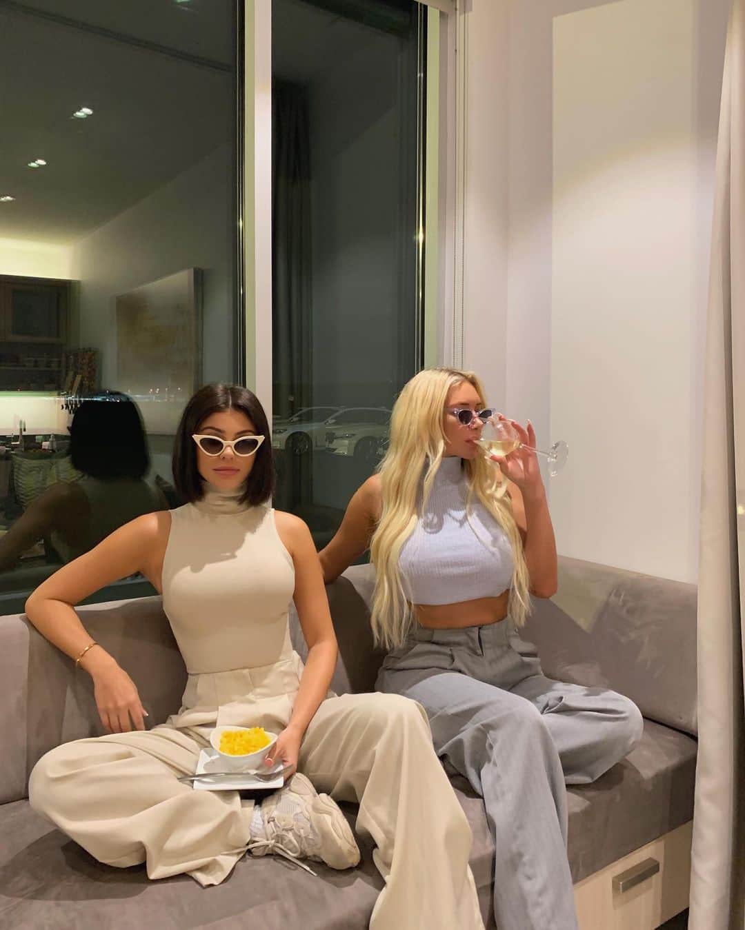 ケルシーのインスタグラム：「we’re not taking any questions right now, we have a flight to catch. @theprivatesuite」