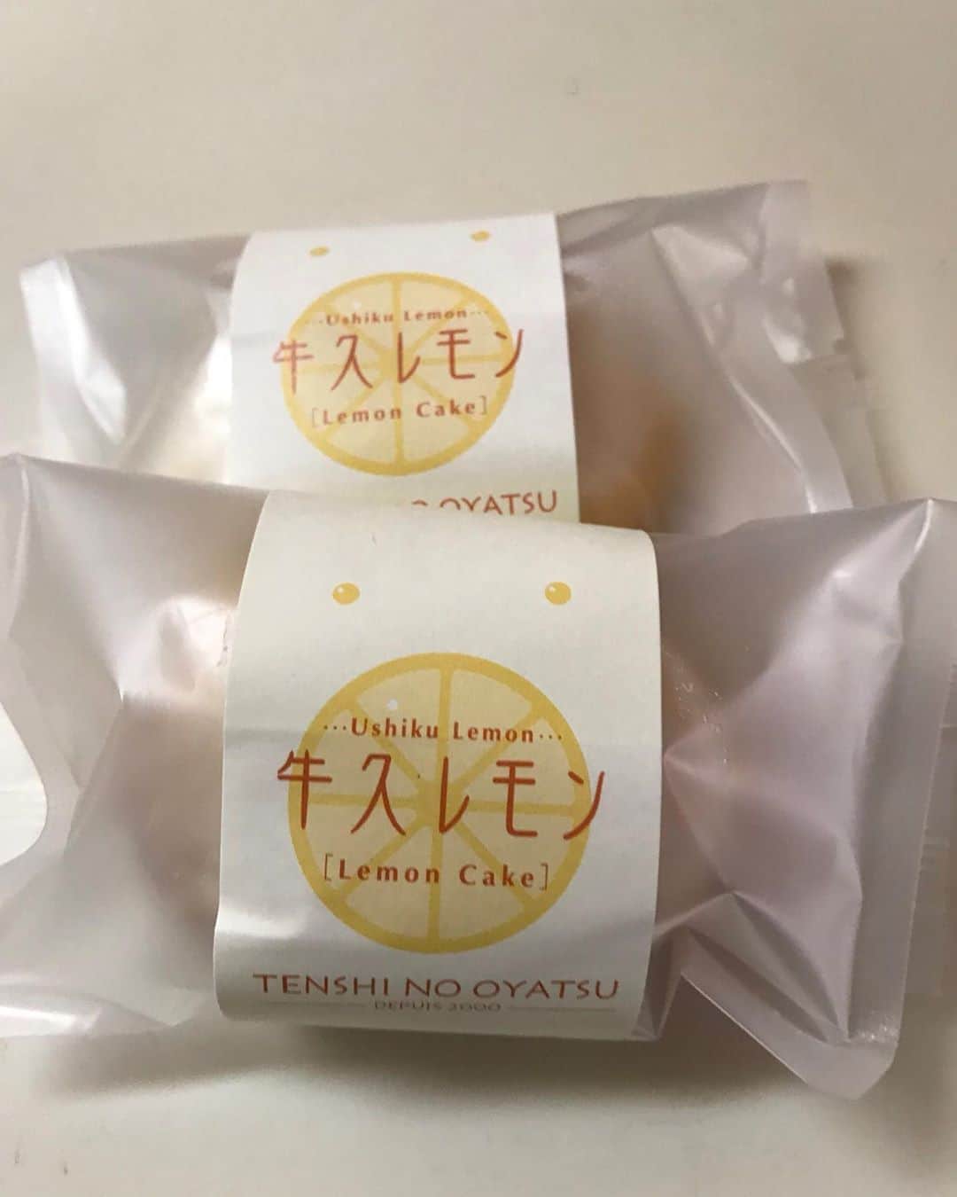 井上貴子のインスタグラム：「弟が買ってきてくれた この世で1番大好きなおやつ^ ^  天使のおやつの牛久レモン🍋  絶妙なバランス^ ^  ありがとう😊  そして…  今日は母の5回目の命日。  改めて…  生前お世話になった方… 今でもアタシを心配して下さる方…  感謝の気持ちでいっぱいです。  Happyで^ ^  #井上貴子  #LLPWX #女子プロレス #紅緒と柊音 #トイプードル #天使のおやつ #牛久レモン #母5回目の命日」