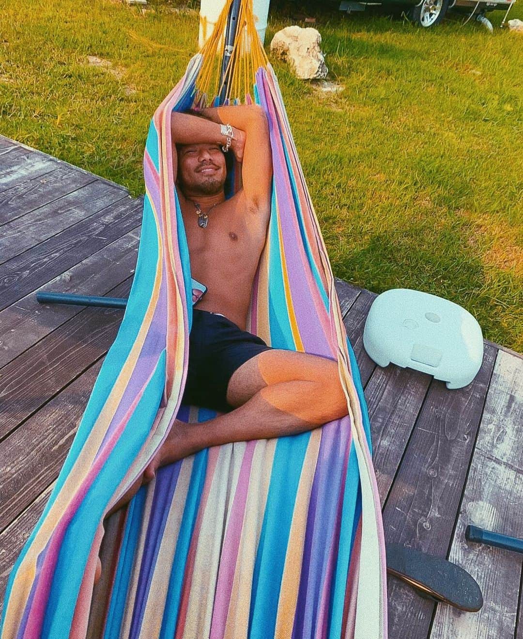 のインスタグラム：「東京は夏終わっちゃったから 沖縄に夏色のメモリー作りにきたよ。あっ。  じゃないと夏に失礼だからな👨🏽‍🦱 #夏色のメモリー#夏色のメモリーつくったわけ #沖縄#昼から飲むと途中昼寝必要」