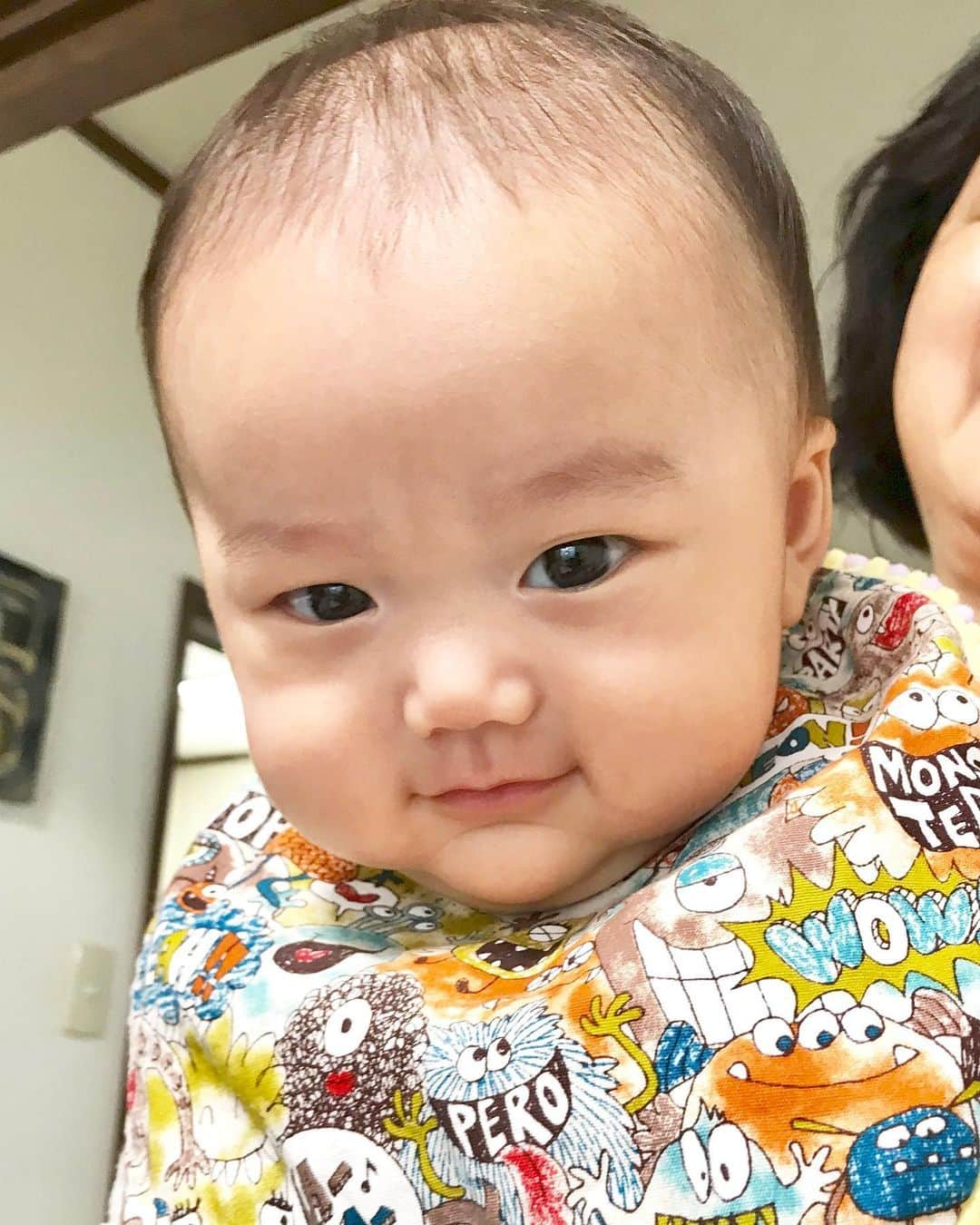 輝良まさとさんのインスタグラム写真 - (輝良まさとInstagram)「・ 1枚目 抱っこされたくてぐずって、ばぁばに抱っこされたらこの顔🤣🤣 悪い顔しとるで…確信犯だな😅笑 ・ 沢山笑うようになってきたね😆❣️ ・ ・ ・ #天使ママ#レインボーベビー#レインボーベビー真那人#令和元年ベビー#6月生まれ#生後3ヶ月#生後98日#赤ちゃん#赤ちゃんのいる生活#育休中#ママリ#ベビフル#可愛い#愛おしい#ニヒルな顔#抱っこ好き#確信犯#いい笑顔」9月17日 13時17分 - kirahama0703