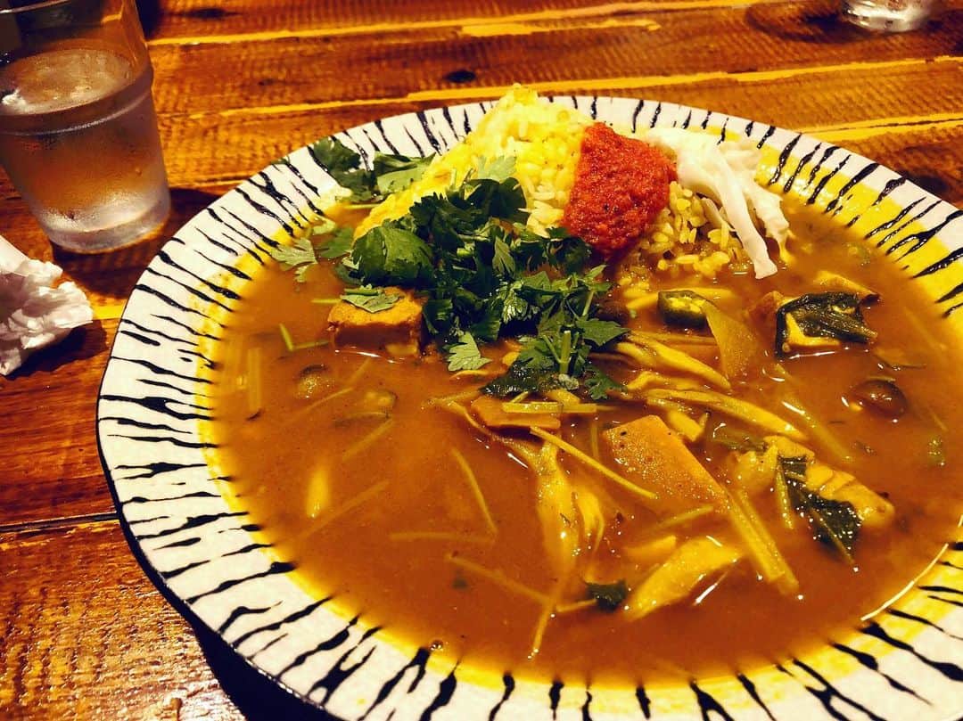のインスタグラム：「下北沢、楽園『羊たちの午後』終わりました！！下北沢と言えばカレー。般°若には絶対行きたくて行きました。野菜カレー、本当に美味しかった。スパイスですー！とスパイスを押すのではなく。身体にいいスパイスが入ってて感動。 たまたま志らくのアフタートークの日だったんだけど時間あえず、お弟子さんとカレーを。本当に美味しかった。 食べ終わった後、お店の方が、私に気づいてくれ、ご挨拶させていただきました。 松尾貴史さんからも連絡が。 本当に美味しかった嬉しかったカレーを食べれて幸せでした。 本当にありがとうございました、志らくを連れてまた行きます！ #般°若  #下北沢カレー #松尾貴史 # 楽園 #立川志らく #美味しかった❤️」
