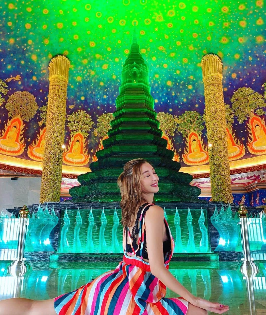濱野りれさんのインスタグラム写真 - (濱野りれInstagram)「I went to Wat Paknam around 30 min by the car from Mandarin Oriental Hotel. Take off the shoes, and keep  climbing the stairs, An emerald green mysterious space spread out on the top floor. It's very beautiful and just like planetarium.  Anyway, barefood is lifting me up, is it just me?? - マンダリンホテルから車で30分くらいのワットパクナムへ🚗 靴を脱いで裸足になってから階段を登り続けると最上階にこのエメラルドグリーンの神秘的な空間が💎 プラネタリウムみたいでとっても綺麗だった🇹🇭✨裸足ってテンション上がっちゃうのは私だけかしら？🐰💠✨ - #กรุงเทพมหานคร#ญี่ปุ่น#น่ารักๆ#watpaknam#bangkok🇹🇭#bangkoktrip#travelasia#travelthailand#lovetravelling#photogenic📷#bangkoklife#visitbangkok #ワットパクナム#観光地巡り#バンコク#バンコク旅行」9月17日 13時26分 - riregram