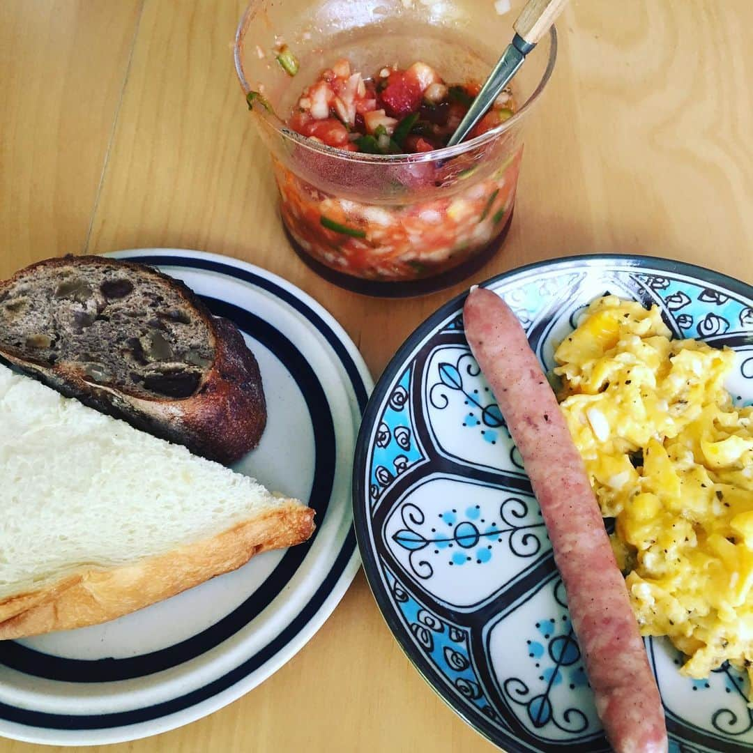 椿鬼奴さんのインスタグラム写真 - (椿鬼奴Instagram)「今日の朝昼ご飯。大さん曰くカフェ風モーニング。昨日から登場している大さんお手製サルサソースが大変好評なので作り方を聞いたよ！#グランジ大の主夫メシ #サルサソース  #穀物がたくさん入ったパンは #武内由紀子 さんのご主人のパン屋さん #bakeman #大森 #鬼ウマっ  サルサソース トマト２個 ピーマン３個 玉ねぎ１個 をサイの目に切る トマトケッチャップ タバスコ 塩 胡椒 オーリーブオイルと混ぜて出来上がり。調味料は目分量で、トマトケッチャップはそんなに入れません。  だって！私は作る自信はないけどよかったら作ってみてね！」9月17日 13時27分 - tsubakioniyakko