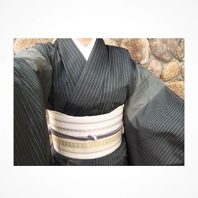 ecruのインスタグラム：「2019/09/17 (tue) 連日の出張で、一昨日も単衣の着物を着ました。 相変わらずの地味コーデです。 ・ 2日間のお仕事が無事終わり、気になっていた検査結果もひとまず安心で、ホッとした週明け。 さて、息子とランチに行ってきまーす！ ・ #gon_kimono #kimono #着物 #着物コーデ #着物コーディネート #着付教室 #和装 #instagood #着物生活 #大人着物  #着物好き #instadaily  #happy #thankyou #単衣 #博多織」