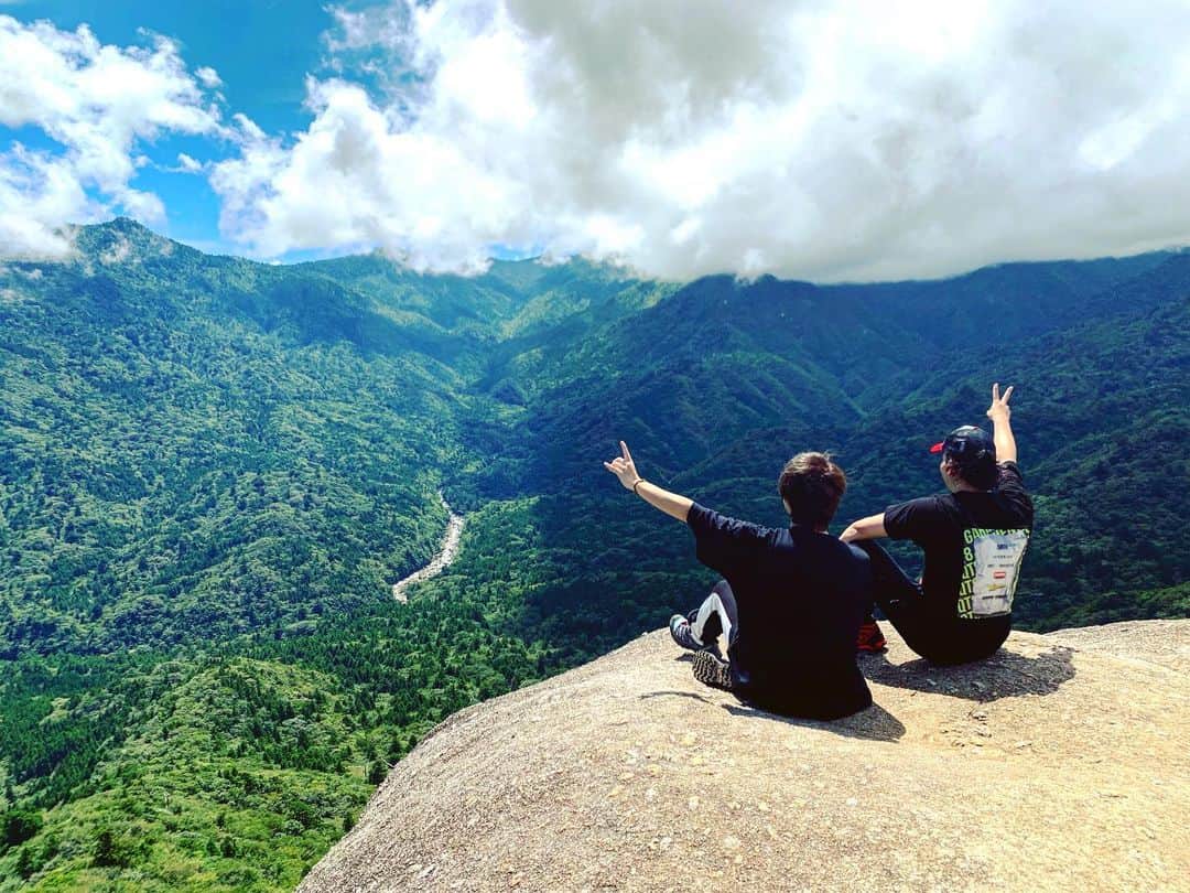 引地敬澄のインスタグラム：「⛰ひきすな屋久島の旅-ラスト-🖼 . 改めて…3泊4日の屋久島男旅。 絶賛最高の旅でした🤘😼🔥 . 沢山素敵な景色を観て、新鮮な空気を吸って、約20時間のトレッキングして、謎にバレーして、沢山素人ピースかまして、絶賛青春できました☺️🍀 . トレッキング中に聞いた話なんだけど、縄文杉を始め道中の屋久杉やその他の自然そのもの自体が永久ではなくて、台風や落雷、樹そのものの劣化などで折れてしまってる屋久杉が多々ありました。 . だから僕達が今回観た景色は、数年後にはもしかしたらもう観れる事は出来ないのかもしれない。。 でもそれって本当全部に言える事だなーって思って！ . 『いつでも出来るからまたいつか』って、思っている事って…実はそうではなくて、いつ、それが出来なくなってしまうかもしれない💦 . だからこそ、やりたい事、本当にしたい事こそ全力で刻んで行かなければなって強く感じた旅でした🐕🍀！ . . なんかリフレッシュ出来ただけでは無く、精神面でも色々と得れた素敵な旅でしたぞってお話でしたぞって事ですね🤘😼🔥よいしょー！！ . . . ps.素人ピース(顔は無、姿勢良し、角度を付けないデフォルトピース)、、、ポーズに迷ったら是非やってみてね！！ 最高の景色が全部台無しになるで✌️😐（笑） . . . #屋久島 #縄文杉 #白谷雲水峡 #苔むすの森 #もののけ姫 #ジブリ#太鼓岩  #トレッキング #登山 #世界自然遺産 #大自然 #鹿児島  #引地敬澄 #砂川勇斗 #ひきすな #中学からの同級生 #男旅 #3150  #KinCrossWorld #SMILOOP #HAPEACE #引地髪服  #fashion #instagood #followme #amazing #photooftheday」