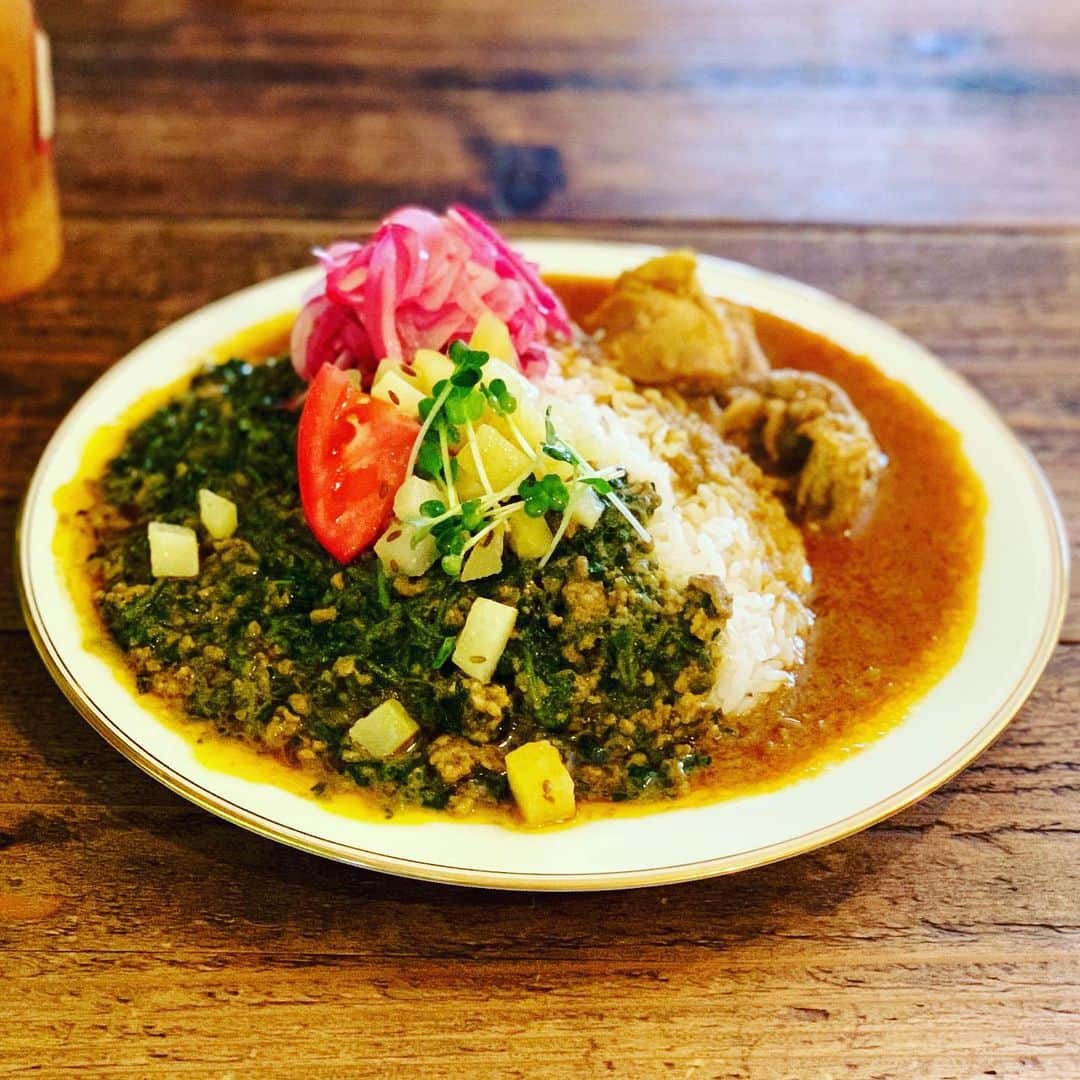 松尾貴史さんのインスタグラム写真 - (松尾貴史Instagram)「マネージャー2人と、#寺田町 の 「 #カレーちゃん家 」へ。 今日の気まぐれは、#ほうれん草キーマ 、それに #チキンカレー のあいがけを、玉ねぎピクルス追加で。  また癖で大盛りにしてしまった。  いや、やはり美味いなぁ。  #カレーちゃん が #コリアンダー のボトルにサインを、と言ってくれたので遠慮なく「 #松尾貴史 #パンニャちゃん家 」と書かせていただきました。  その後、移動していつもの #珈琲 を。」9月17日 13時43分 - kitsch.matsuo