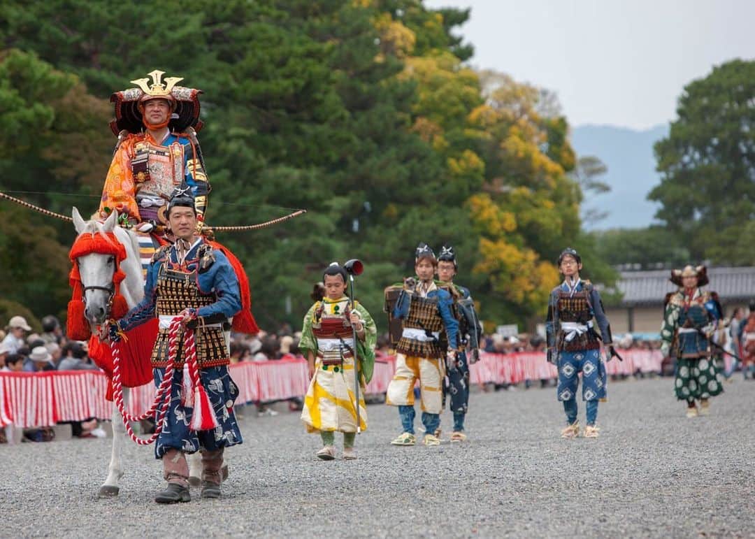 City of Kyoto Official Accountのインスタグラム：「約2000人の市民が京都のまちを練り歩く、京都三大祭りの一つ。時代の移り変わりによる服装の違いなどを見てみるのはいかがでしょうか？  開催日:2019年10月26日（土）※例年は10月22日の開催ですが、今年は皇居宮殿にて「即位礼正殿の儀」が行われるため、26日に行列巡行となります。  有料観覧席のチケット販売中！時代風俗行列を間近で座って見られます！ 詳細はこちら→https://ja.kyoto.travel/event/major/jidai/seat.php  October 26th,2019 is “the Jidai Matsuri Festival”, one of the three biggest festivals in Kyoto, when a graceful parade proceed along with the main street. More than 2000 people wear costumes from each historical period. You can enjoy the difference of a dress!! #京都 #京都ジェニック #京都観光 #そうだ京都行こう #京都三大祭 #時代祭  #kyoto #japan #tourism #kyototravel #kyototrip #kyotogram #kyotophoto #japantravel #japantrip #japan_of_insta #japanculture #japanesestyle #festival」