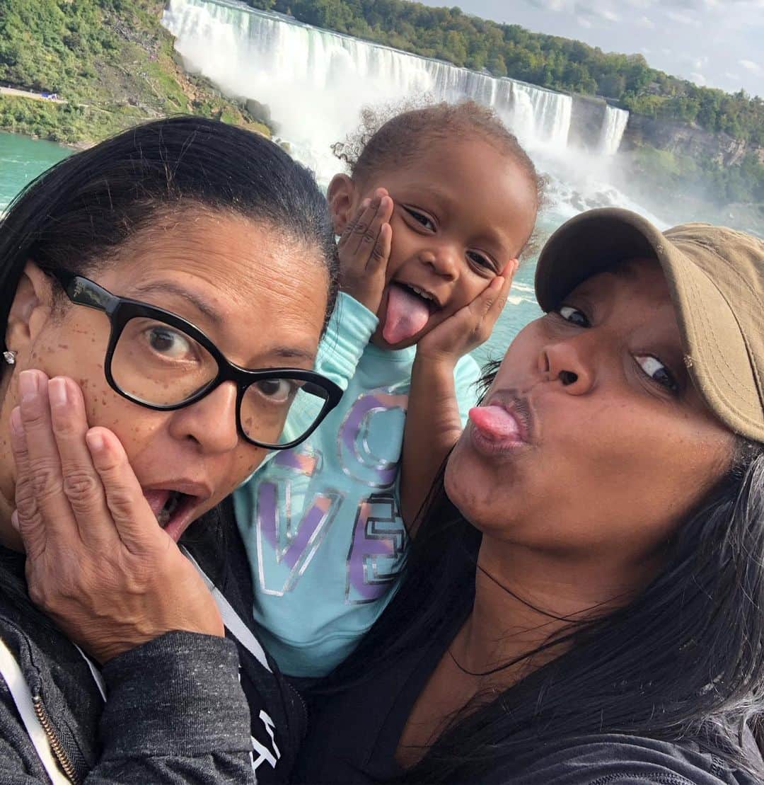 ケシア・ナイト・プリアムさんのインスタグラム写真 - (ケシア・ナイト・プリアムInstagram)「The three amigas take Niagara Falls!! #MommyEllaAndGaga #Family #Love」9月17日 5時01分 - keshiaknightpulliam