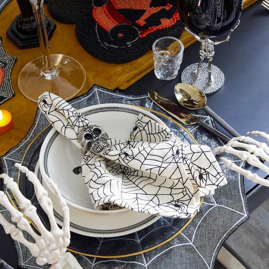 HomeGoodsさんのインスタグラム写真 - (HomeGoodsInstagram)「Be the ghostess with the mostest this Halloween! @MarcyBlum shares how to make your home spook-tacular with HomeGoods finds. See her tips at link in bio. #GoFinding #HGPartner」9月17日 5時13分 - homegoods