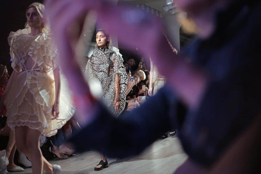 スリーアズフォーのインスタグラム：「“Human plant” spring summer 2020 pictures by @schohaja Thank you everyone that was a part and helped to make our show #threeasfour happen: casting @barbarapfister @style360nyfw @klarna @klarna.usa @skechers @rado @jvincentmakeup @nymbrands sound: @benbrunnemer  animation film/ show visuals @brainclosed @georgiastudio production @isewhitestylist @marcelokrasilcic studio team : @autumnbeckens [Studio Team] Nina, Alex, Yi Hsuan, Viola, Sarah, Lilly, Wen-Shin, Yuchen, Michelle,Samyukta, Dante, Laureline, Chandler, Natalia, Annie, Paolo, Mark , Ti and Philip wyatt , @showroomseven @mandieerickson all our beautiful models and their agents and the universe ! 🙏🏻🙏🏻🙏🏻 #humanplant #human #plant #ss2020 #nyfw #fashionweek #fashionweeknyc #backstage #threeasfour」
