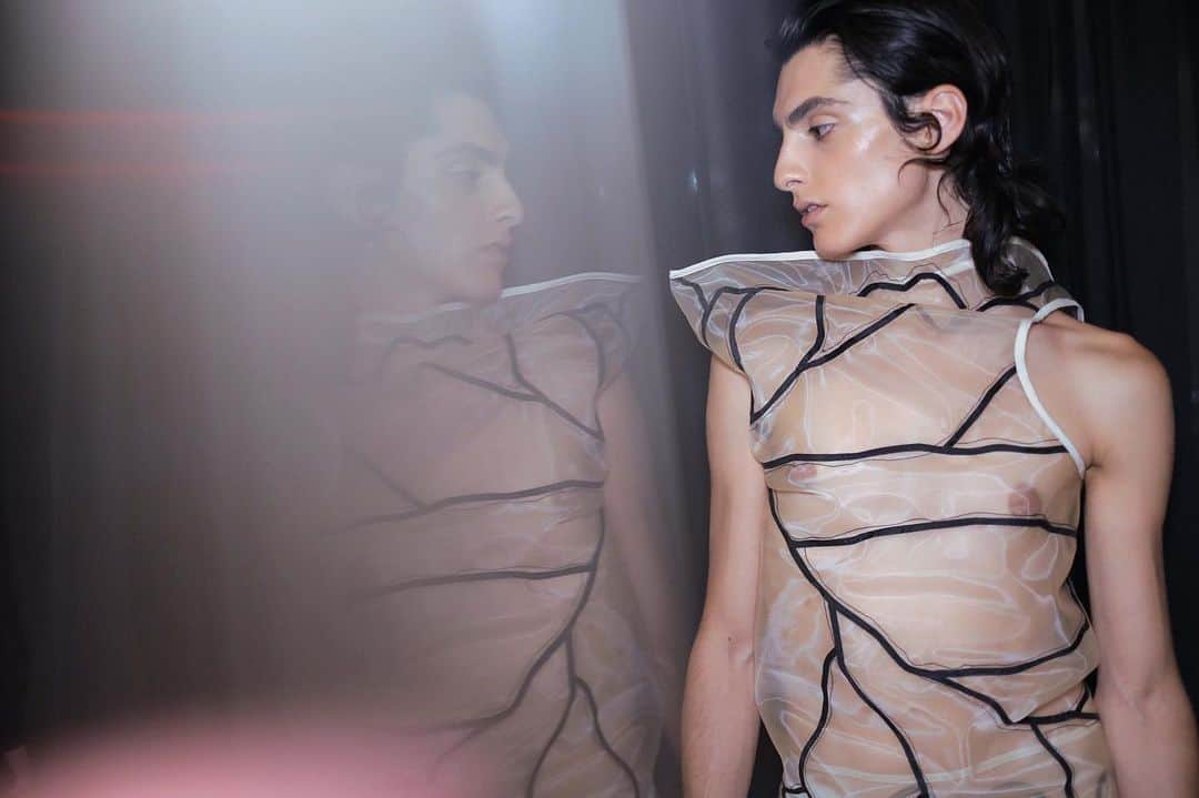 スリーアズフォーのインスタグラム：「“Human plant” spring summer 2020 backstage pictures by @schohaja featuring @maxima_cortina Thank you everyone that was a part and helped to make our show #threeasfour happen: casting @barbarapfister @style360nyfw @klarna @klarna.usa @skechers @rado @jvincentmakeup @nymbrands sound: @benbrunnemer  animation film/ show visuals @brainclosed @georgiastudio production @isewhitestylist @marcelokrasilcic studio team : @autumnbeckens [Studio Team] Nina, Alex, Yi Hsuan, Viola, Sarah, Lilly, Wen-Shin, Yuchen, Michelle,Samyukta, Dante, Laureline, Chandler, Natalia, Annie, Paolo, Mark , Ti and Philip wyatt , @showroomseven @mandieerickson all our beautiful models and their agents and the universe ! 🙏🏻🙏🏻🙏🏻 #humanplant #human #plant #ss2020 #nyfw #fashionweek #fashionweeknyc #backstage #threeasfour」