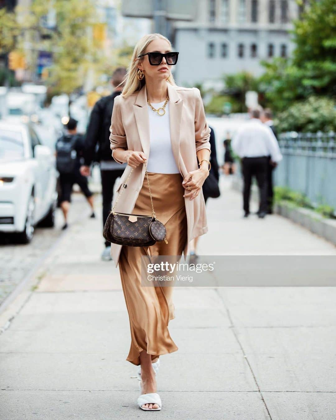 レオニー・ハンネさんのインスタグラム写真 - (レオニー・ハンネInstagram)「Did you guys spot my @amazonthedrop blazer in NYC? 🤗 Anzeige/ I was secretly wearing my own pieces during the first days of fashion week already! So excited for the my drop tomorrow! Check IG stories for details on how to find out the exact time of launch 🚀 #leoniehannexthedrop #shopthedrop Pic: @thestyleograph」9月17日 5時15分 - leoniehanne