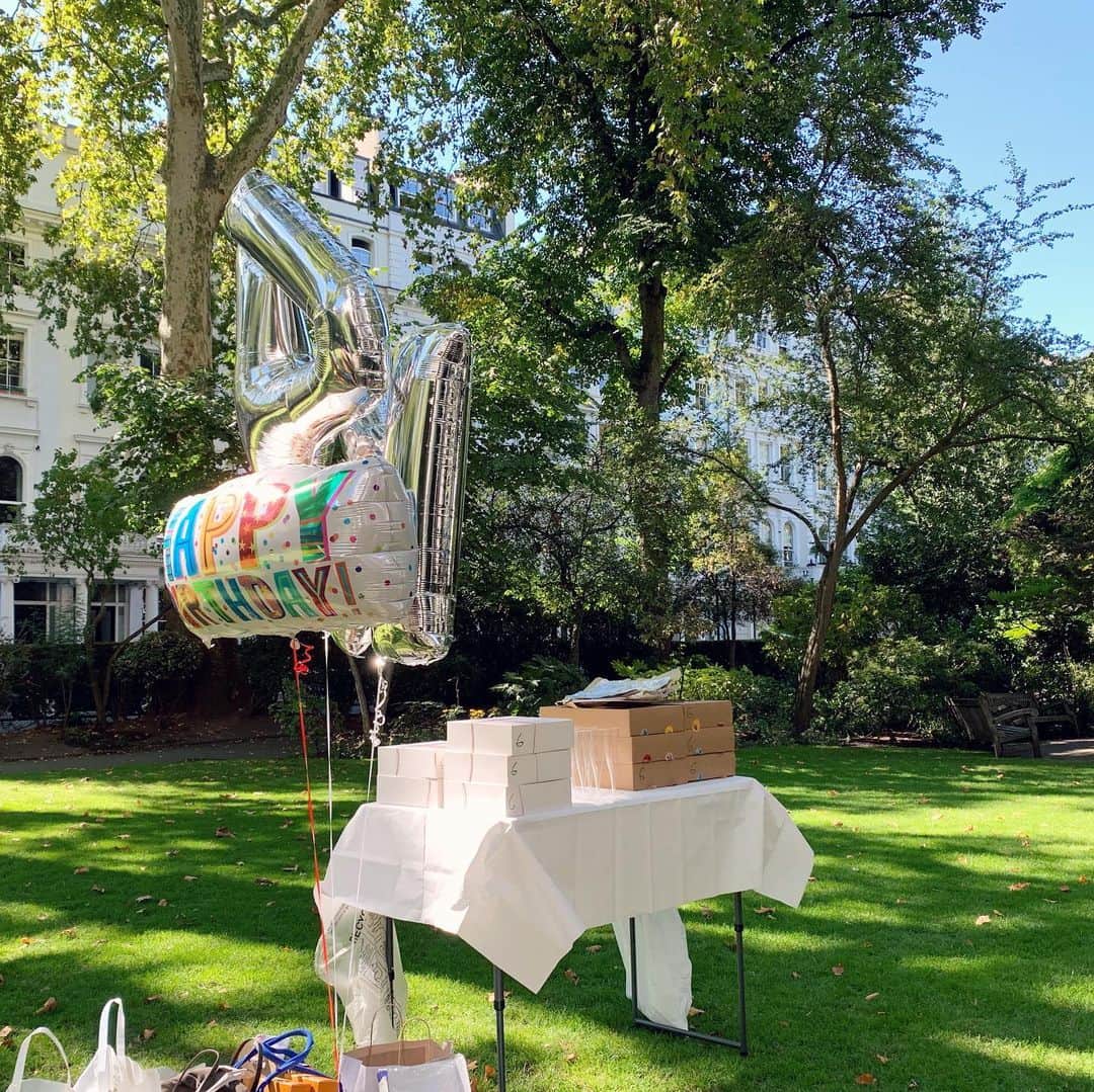 MEGのインスタグラム：「週末、お友達の息子くんのガーデンバースデーパーティーへ。キッズの誕生日会では恒例の、プレゼントを直接手渡したり開けたりせず、一箇所にさりげなく山にしてく方式、慣れるとこちらもラクである。」