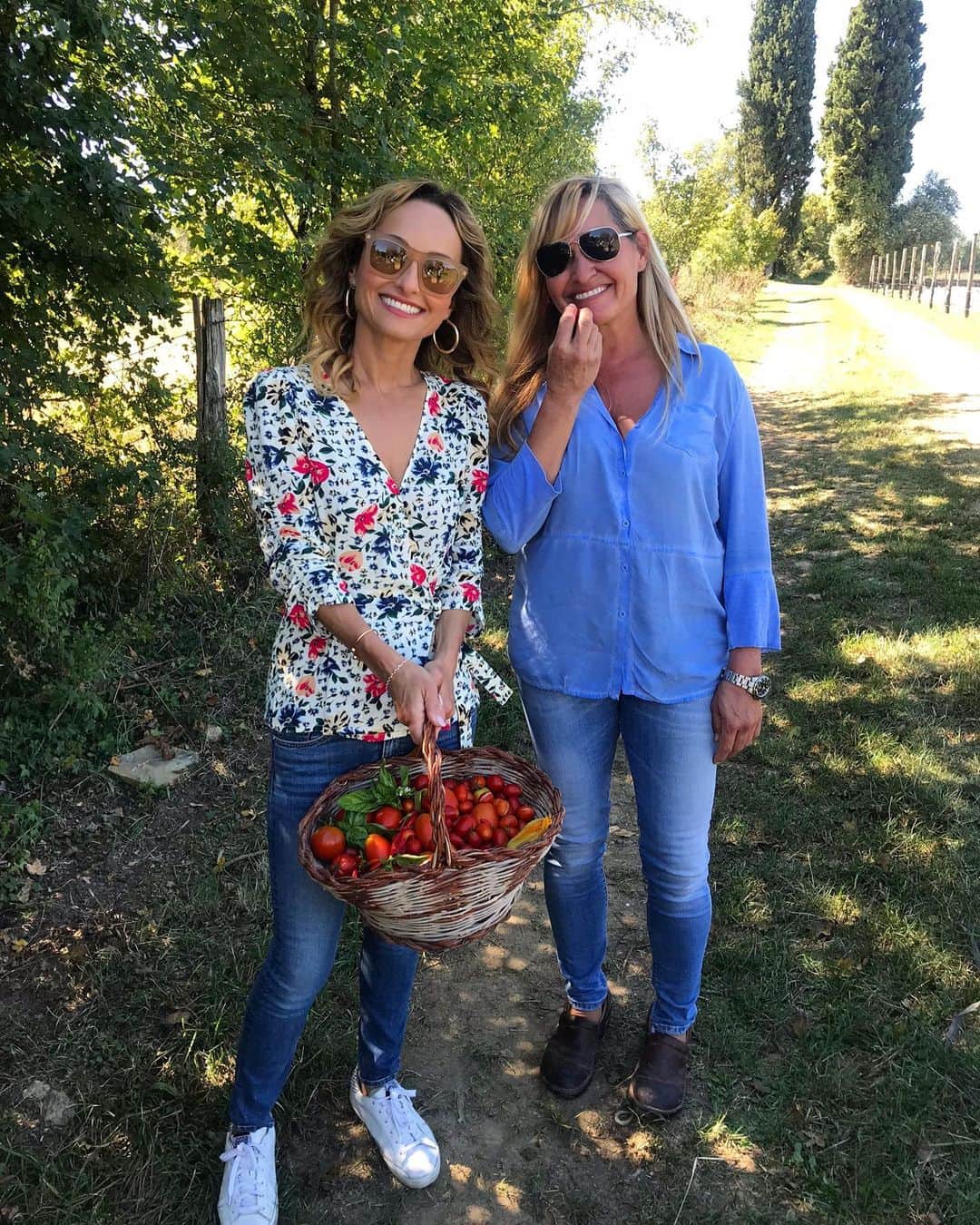ジャーダ・デ・ラウレンティスさんのインスタグラム写真 - (ジャーダ・デ・ラウレンティスInstagram)「Straight from the vine 🍅.... thx @chef_giancarla @monteverdi_tuscany for arranging the great farm tour! #dinnerprep #tuscany」9月17日 5時22分 - giadadelaurentiis