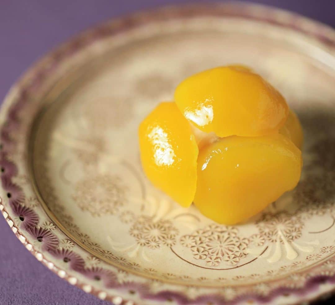 のインスタグラム：「今日の和菓子は栗鹿の子です。  撮影 用に作成しました。  フェイスブックページのいいね！もよろしくお願いします。 https://www.facebook.com/shishisu/ Today's wagashi is  Chestnut. The sweets I've made for the shooting.  #福泉堂  #和菓子  #楽しい #funny #my_eos_photo #出雲  #swag #カメラ好きな人と繋がりたい  #写真好きな人と繋がりたい　 #model #life #可愛い #Japan #wagashi  #جميل #кондитер #ファインダー越しの世界 #design #work #ig_color  #happy #Mignon  #igfood #lifestylenipponpic #photooftheday #เค้ก #sweets #торт #yummy」