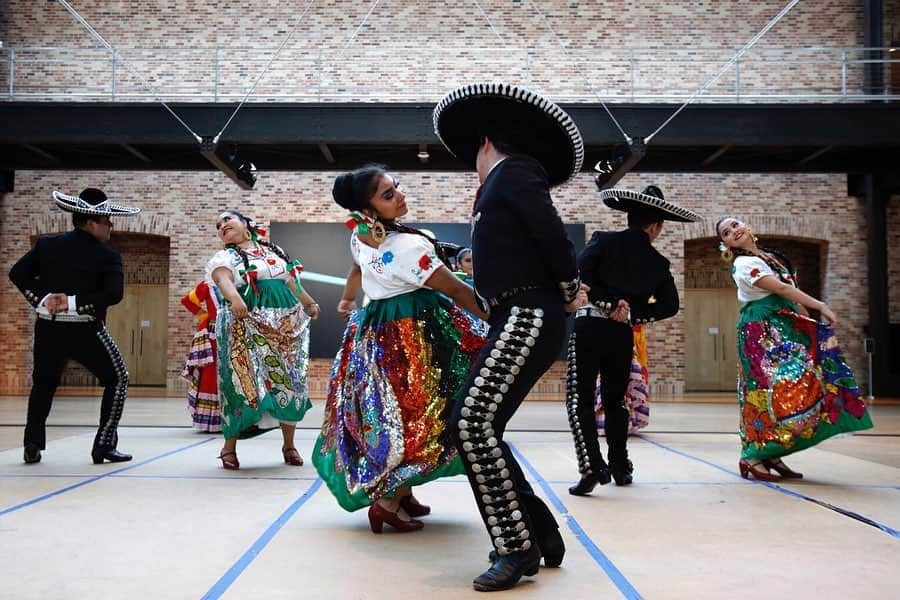 Disney Pixarさんのインスタグラム写真 - (Disney PixarInstagram)「Our Atrium turned into a dance floor with a special performance by Oakland’s Ballet Folklórico Mexicano de Carlos Moreno to celebrate #LatinXHeritageMonth #InsidePixar!」9月17日 5時23分 - pixar