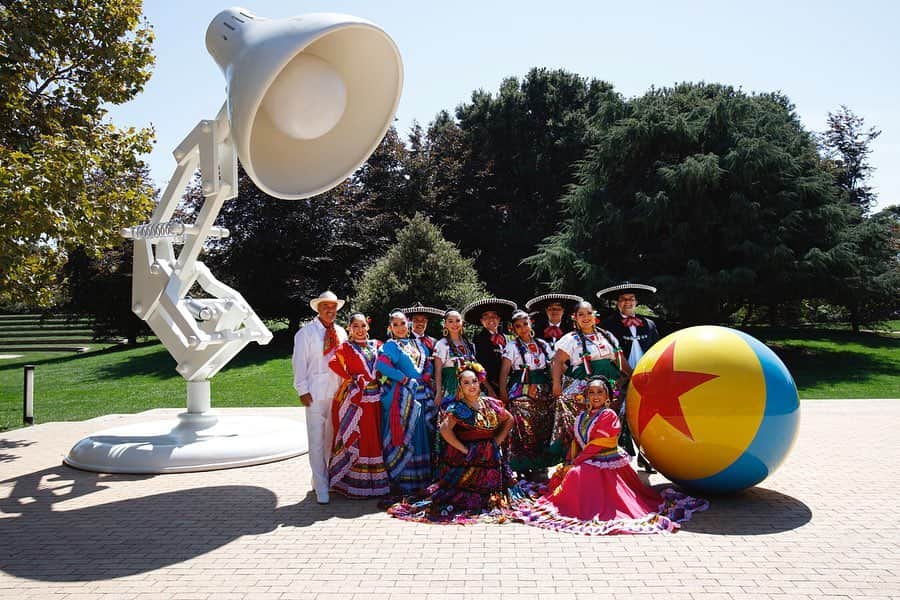 Disney Pixarさんのインスタグラム写真 - (Disney PixarInstagram)「Our Atrium turned into a dance floor with a special performance by Oakland’s Ballet Folklórico Mexicano de Carlos Moreno to celebrate #LatinXHeritageMonth #InsidePixar!」9月17日 5時23分 - pixar