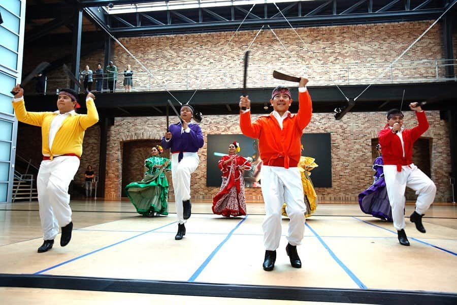 Disney Pixarさんのインスタグラム写真 - (Disney PixarInstagram)「Our Atrium turned into a dance floor with a special performance by Oakland’s Ballet Folklórico Mexicano de Carlos Moreno to celebrate #LatinXHeritageMonth #InsidePixar!」9月17日 5時23分 - pixar