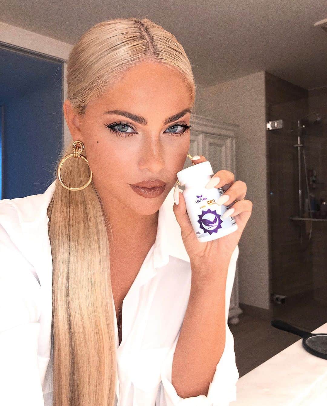 Olivia Piersonさんのインスタグラム写真 - (Olivia PiersonInstagram)「👋🏻 Guyssss... I’ve been loving my new daily routine, starting off my day with @medterracbd soft gels! 😍 It gives me that boost of energy I need & keeps me super focused throughout the day! PLUS it has tons of health benefits! 💪🏻🙌🏻 Thank me later 😁 #CBD」9月17日 5時24分 - oliviapierson
